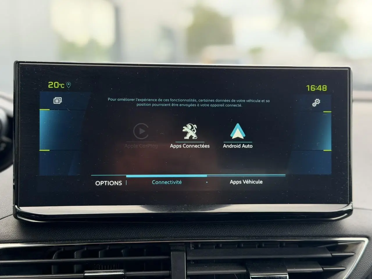 Écran tactile central du Peugeot 3008 Plug-in Hybrid 2024 affichant les options de connectivité Apple CarPlay et Android Auto.