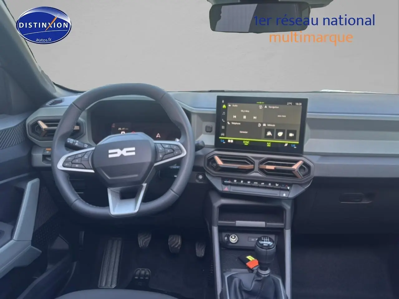 Intérieur avant du Dacia Bigster 2026, tableau de bord moderne avec écran tactile et volant multifonction noir.
