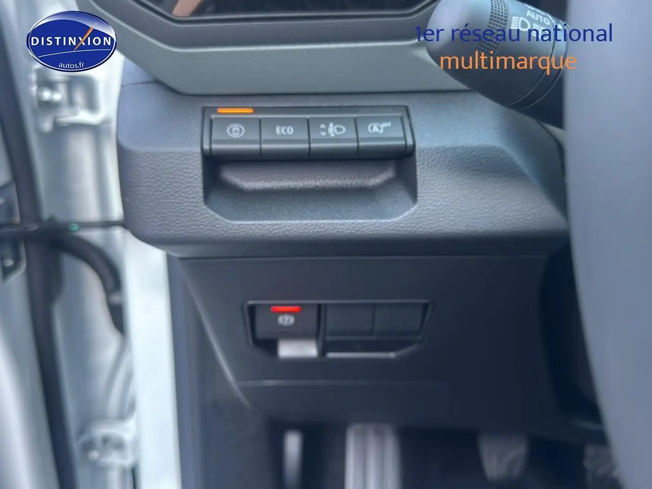 Détail des commandes sous le volant du Dacia Bigster blanc, avec boutons ECO et aide au démarrage en côte.