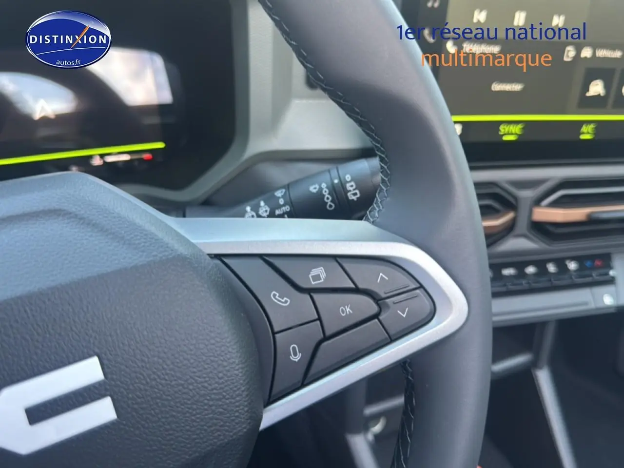 Gros plan sur le volant multifonction noir avec commandes intégrées du tableau de bord du Dacia Bigster blanc.