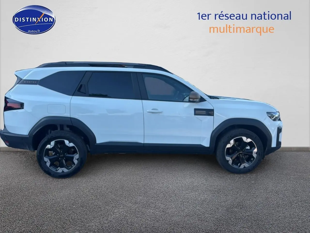 Profil droit du Dacia Bigster blanc 2026 avec toit panoramique et jantes alu noires distinctives.