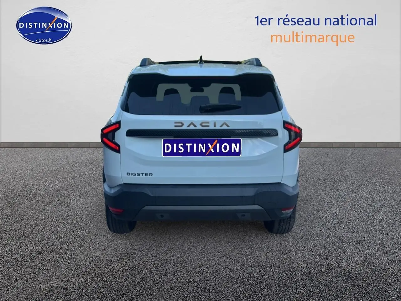 Vue arrière du Dacia Bigster blanc 2026 avec feux arrière LED en forme de flèche et toit noir.
