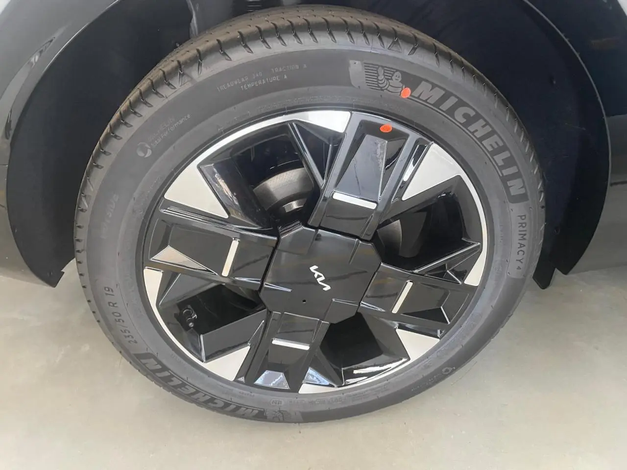 Gros plan sur la jante noire et argentée du Kia Sportage hybride 2026 avec logo KIA au centre et pneu Michelin.