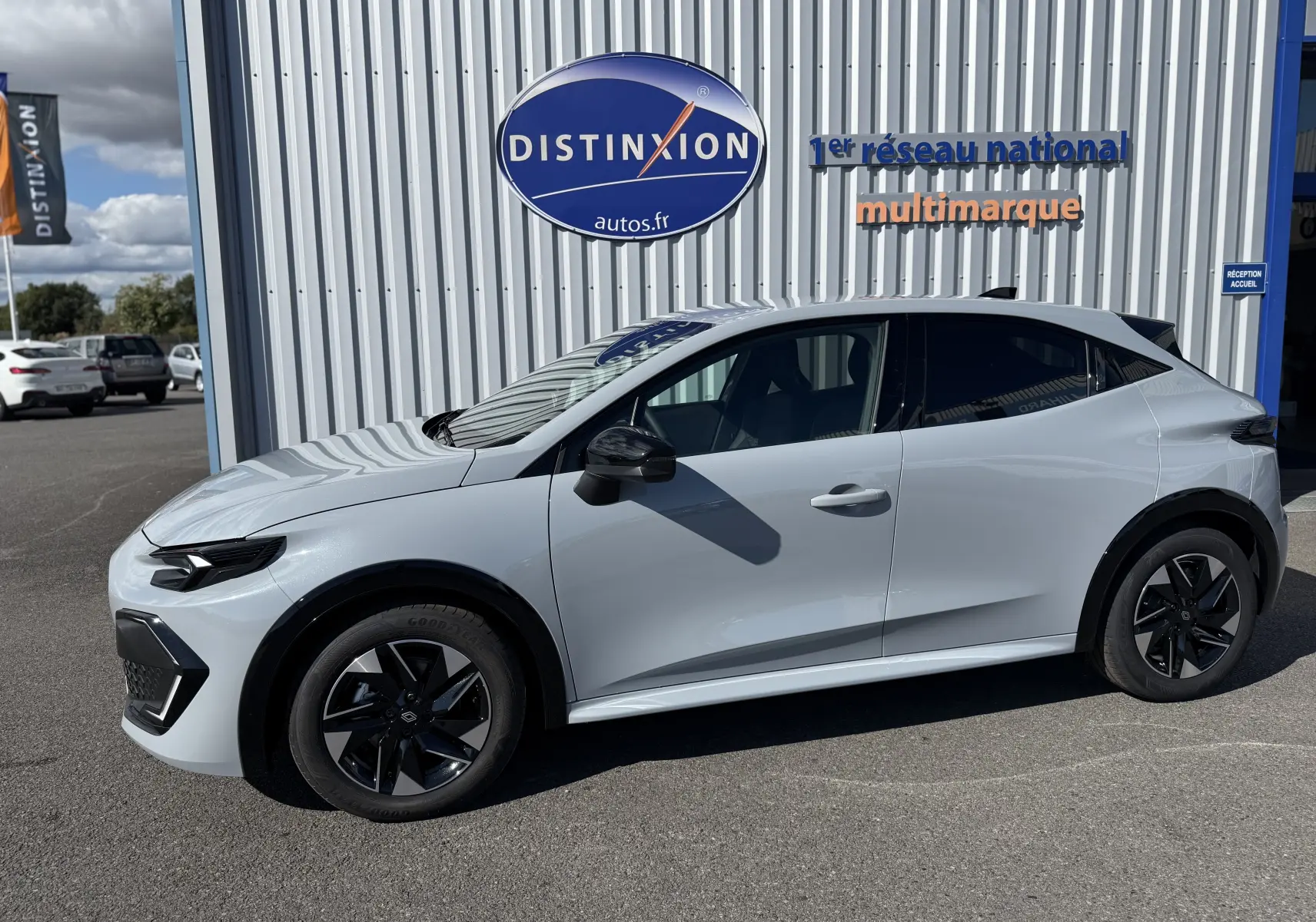 Renault Clio VI TCE 115 Techno gris Rafale vue de profil côté gauche, jantes noires et rétroviseurs noirs contrastants.