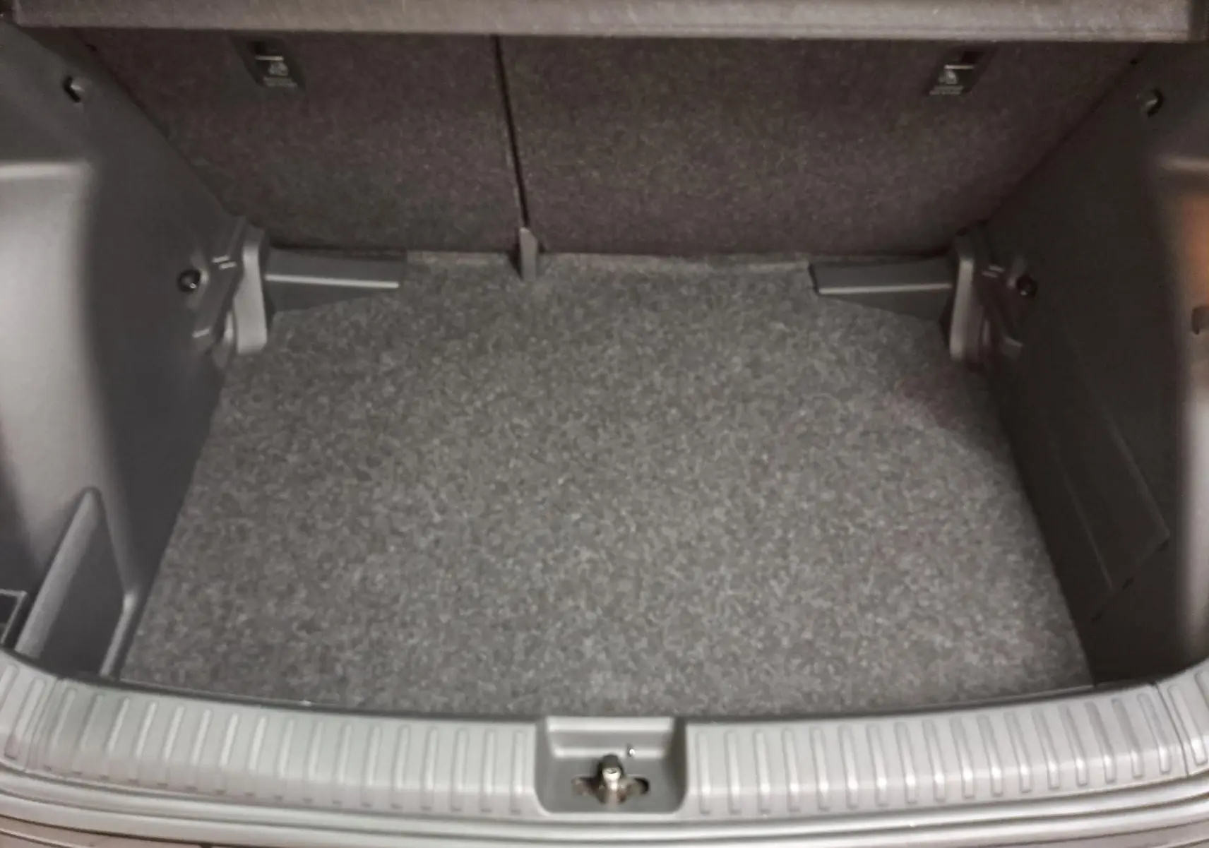 Coffre spacieux de la Skoda Fabia 2024 en Noir Magic Nacré, vue intérieure arrière ouverte.