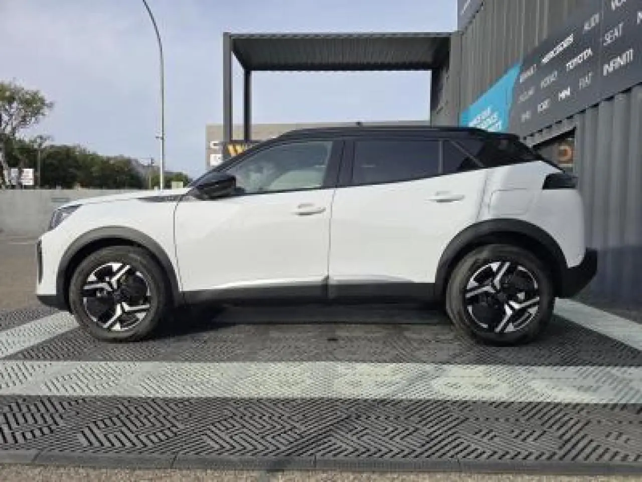 Profil droit du Peugeot 2008 II blanc Okenite avec toit noir et jantes bi-ton 17 pouces KARAKOY.