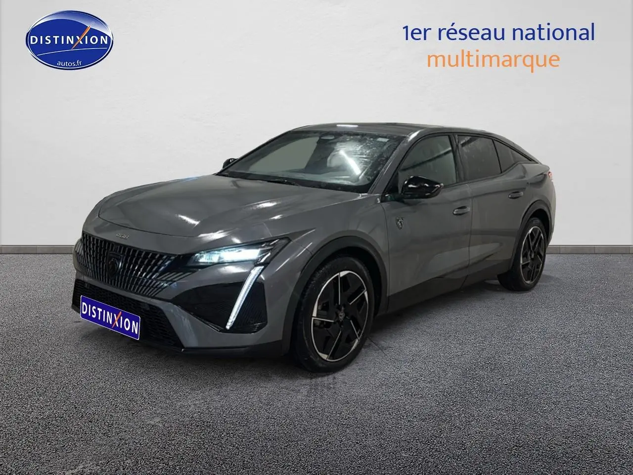 Peugeot 408 Hybrid 145 GT gris sélénite en 3/4 avant, avec phares LED et jantes alliage noires.