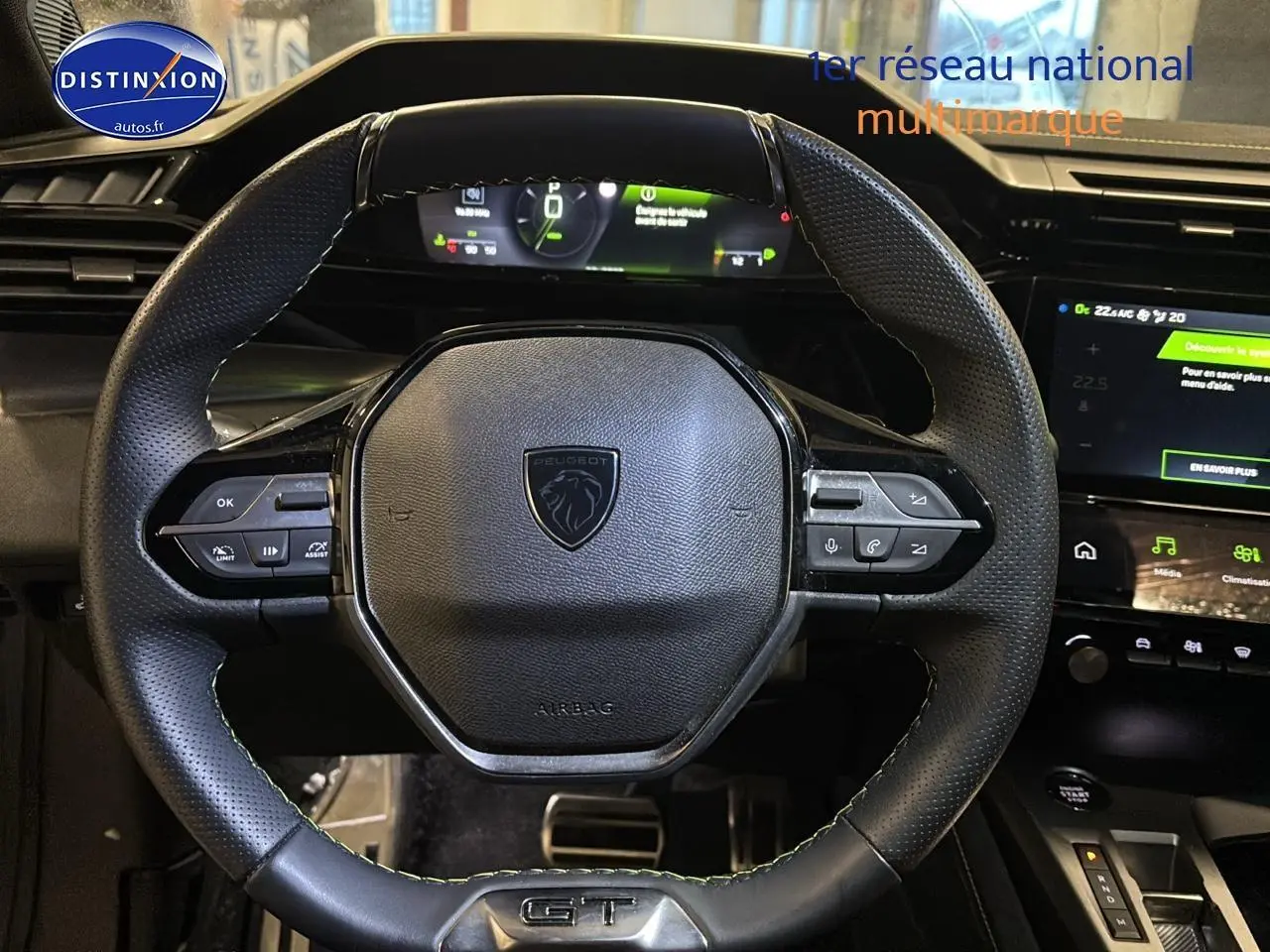 Volant cuir noir avec logo Peugeot et badge GT, vue rapprochée de l'intérieur du Peugeot 408 Hybrid 145 GT 2025.