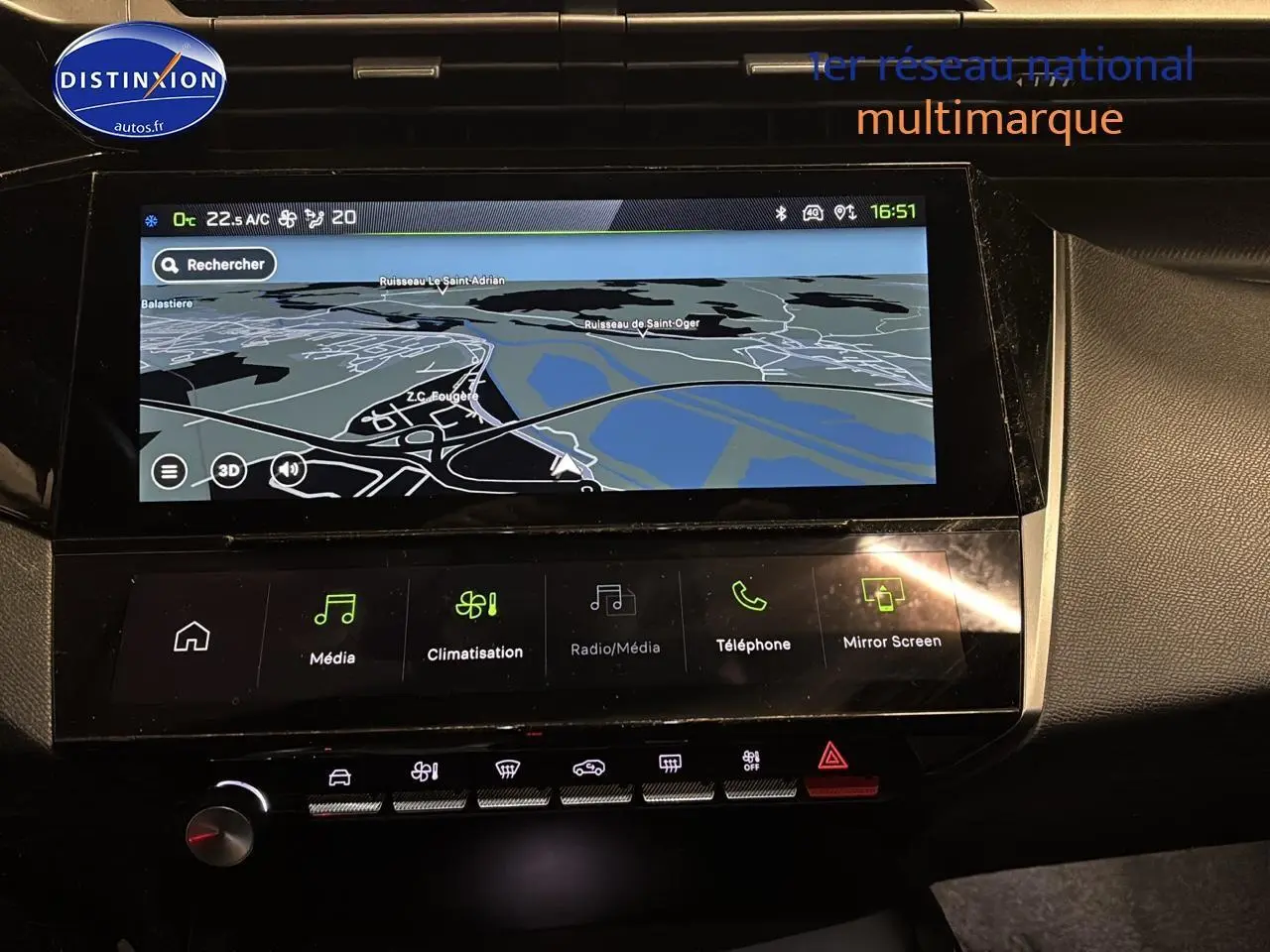 Écran tactile central avec navigation GPS dans l’habitacle d’une Peugeot 408 Hybrid 145 gt e-dcs6.