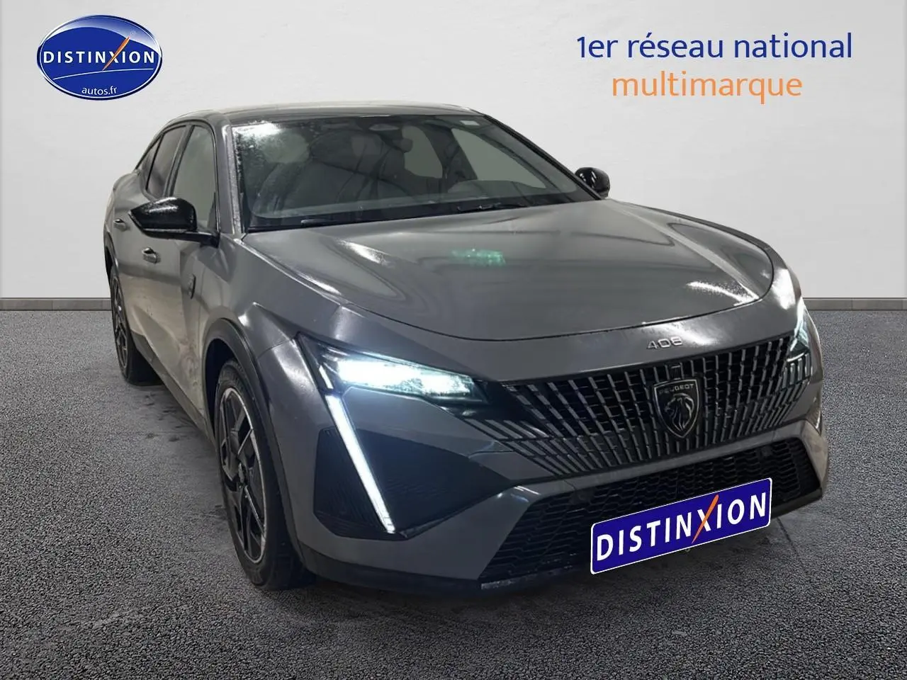 Peugeot 408 Hybrid gris sellenium vue 3/4 avant avec phares LED allumés et jantes alu noires.