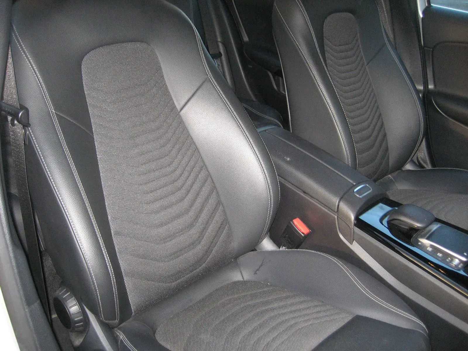 Vue rapprochée des sièges avant en cuir noir et tissu gris d’une Mercedes Classe A 180d Business Line 2021.