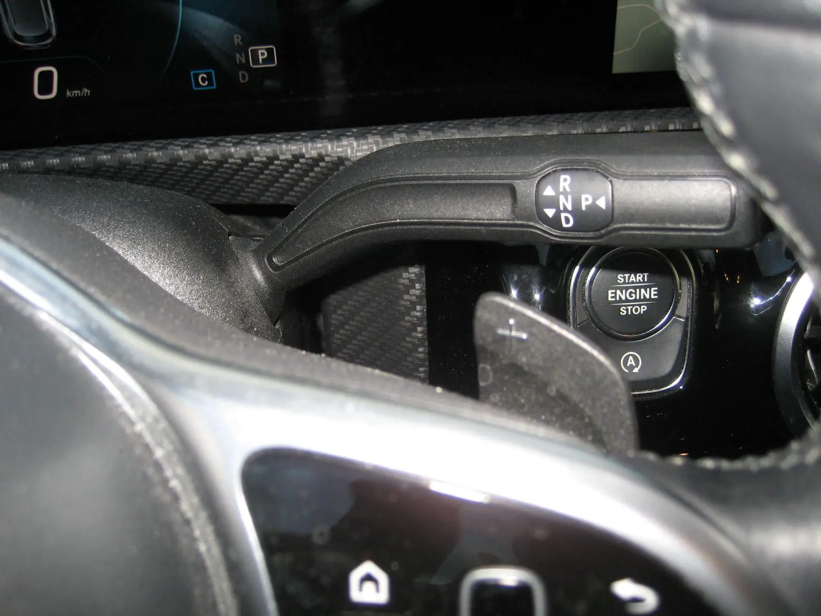 Gros plan sur la commande de boîte automatique et le bouton start/stop du tableau de bord de la Mercedes Classe A gris 2021.