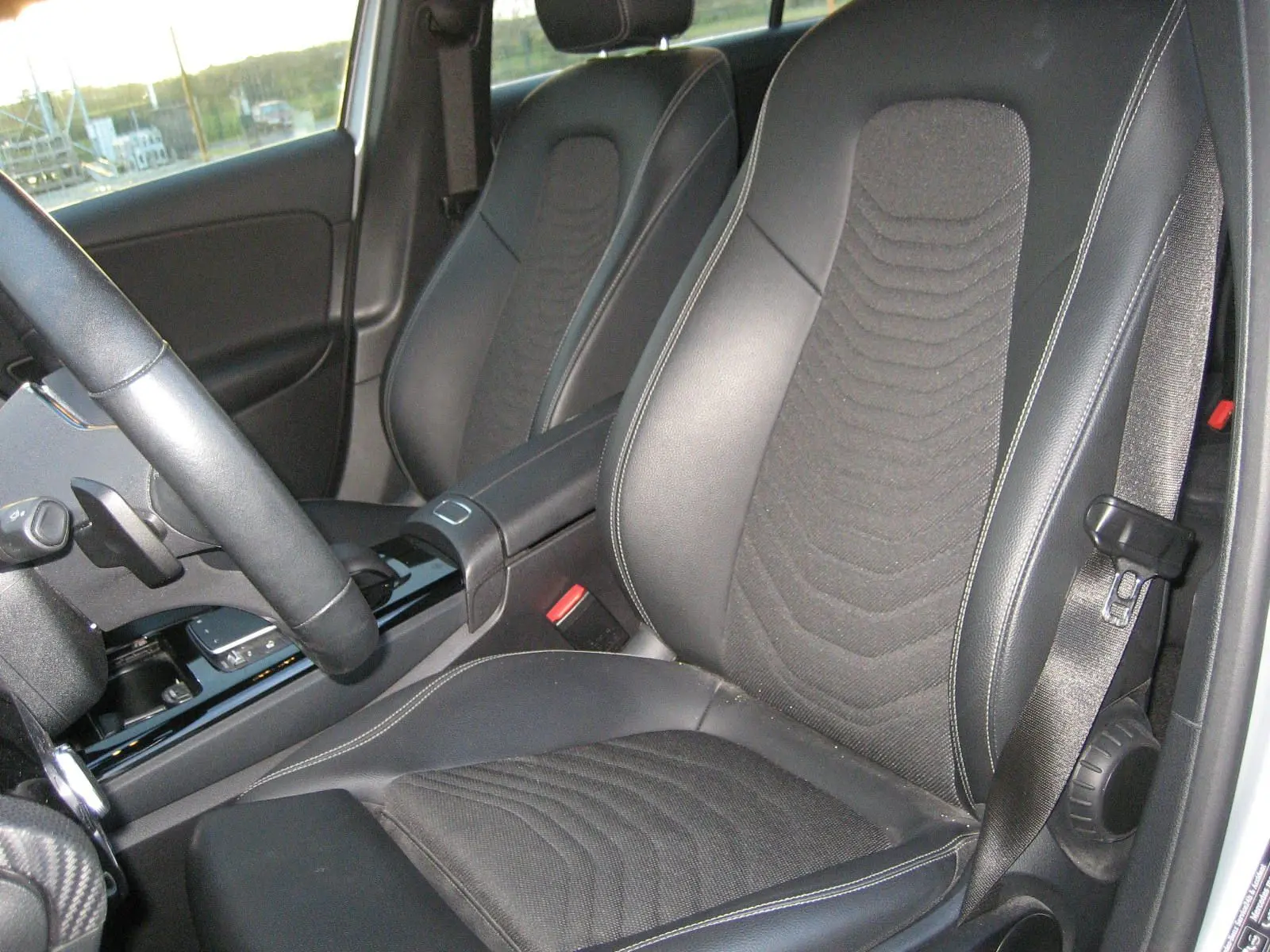 Intérieur de la Mercedes Classe A 180d Business Line 2021, vue côté conducteur sur siège en cuir noir et tissu gris.