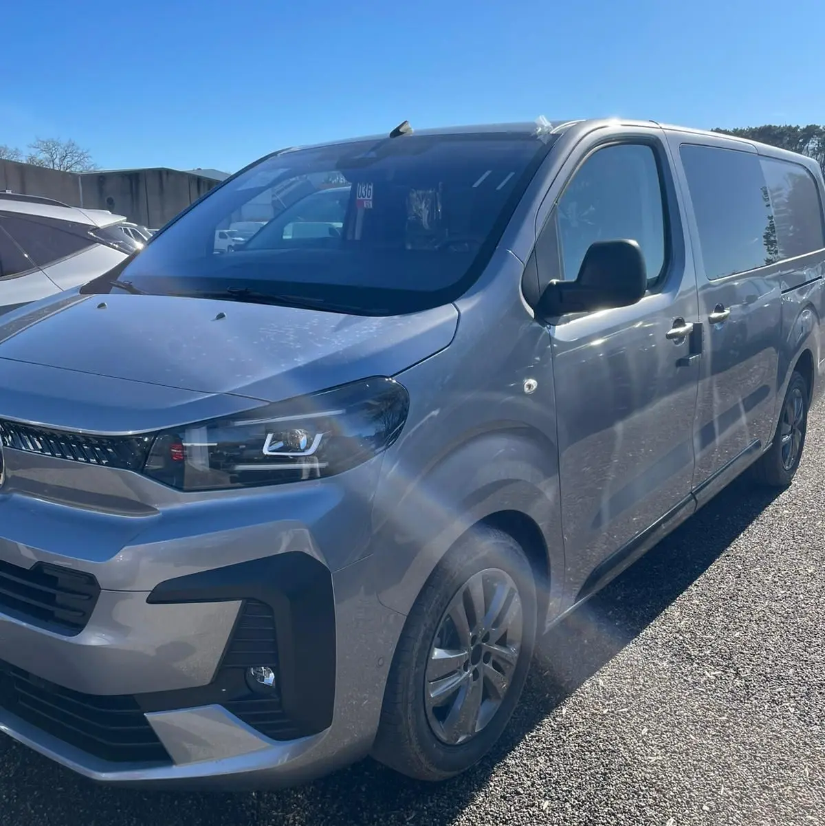 Vue 3/4 avant droit d'un Citroën Jumpy Cabine Approfondie noir perla avec phares LED et jantes biton 17 pouces.