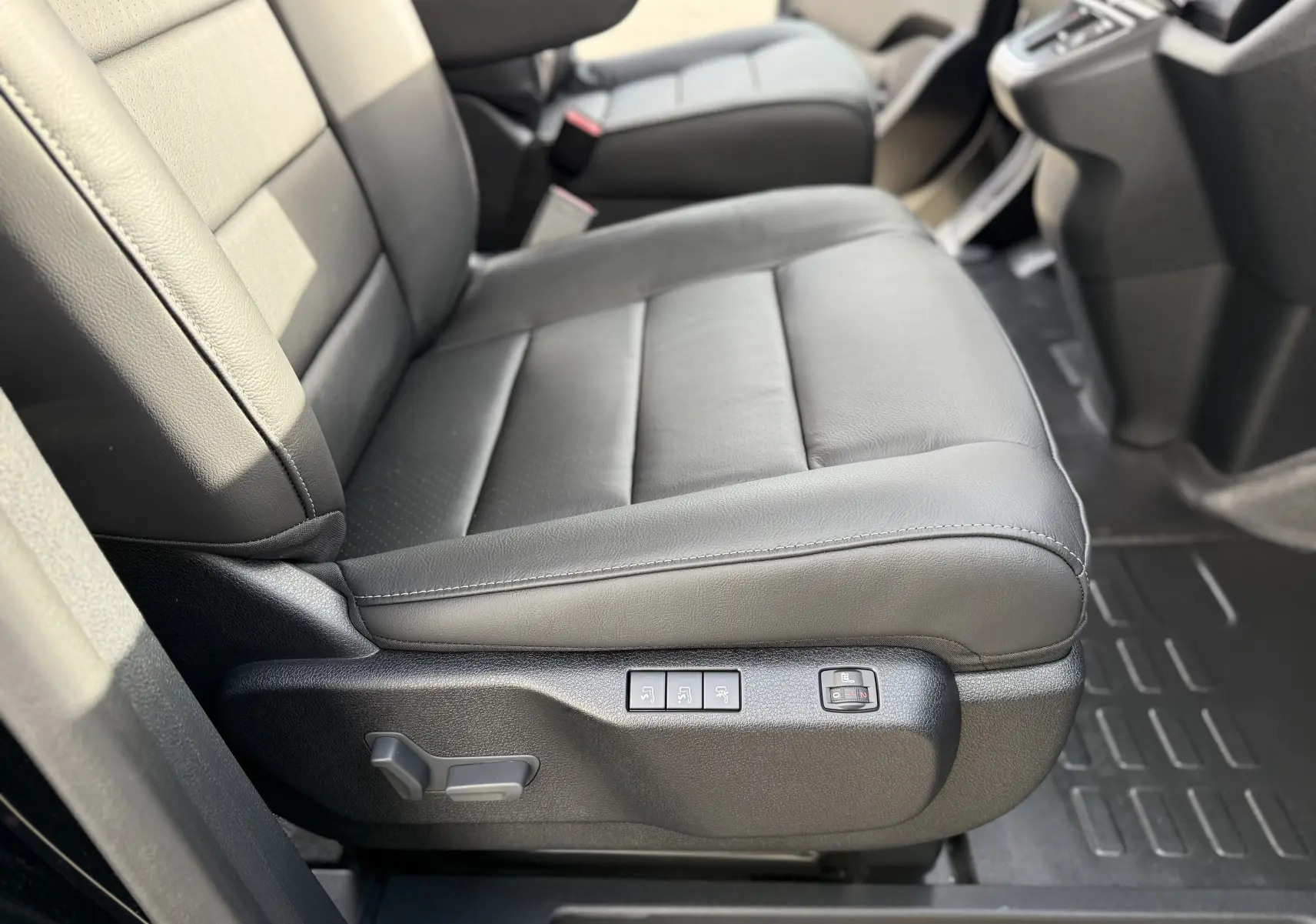 Gros plan sur le siège avant en cuir noir du Citroën Jumpy Cabine Approfondie 2026 avec commandes électriques visibles.