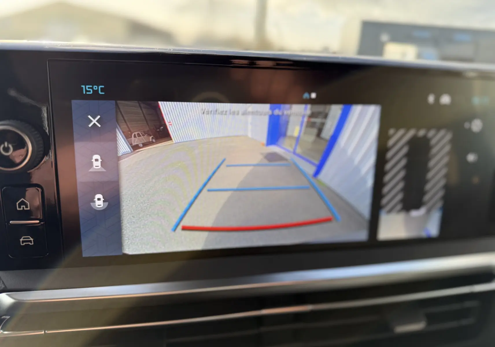 Écran intérieur montrant la caméra de recul du Citroën Jumpy Cabine Approfondie noir Perla, avec guidage de stationnement coloré.