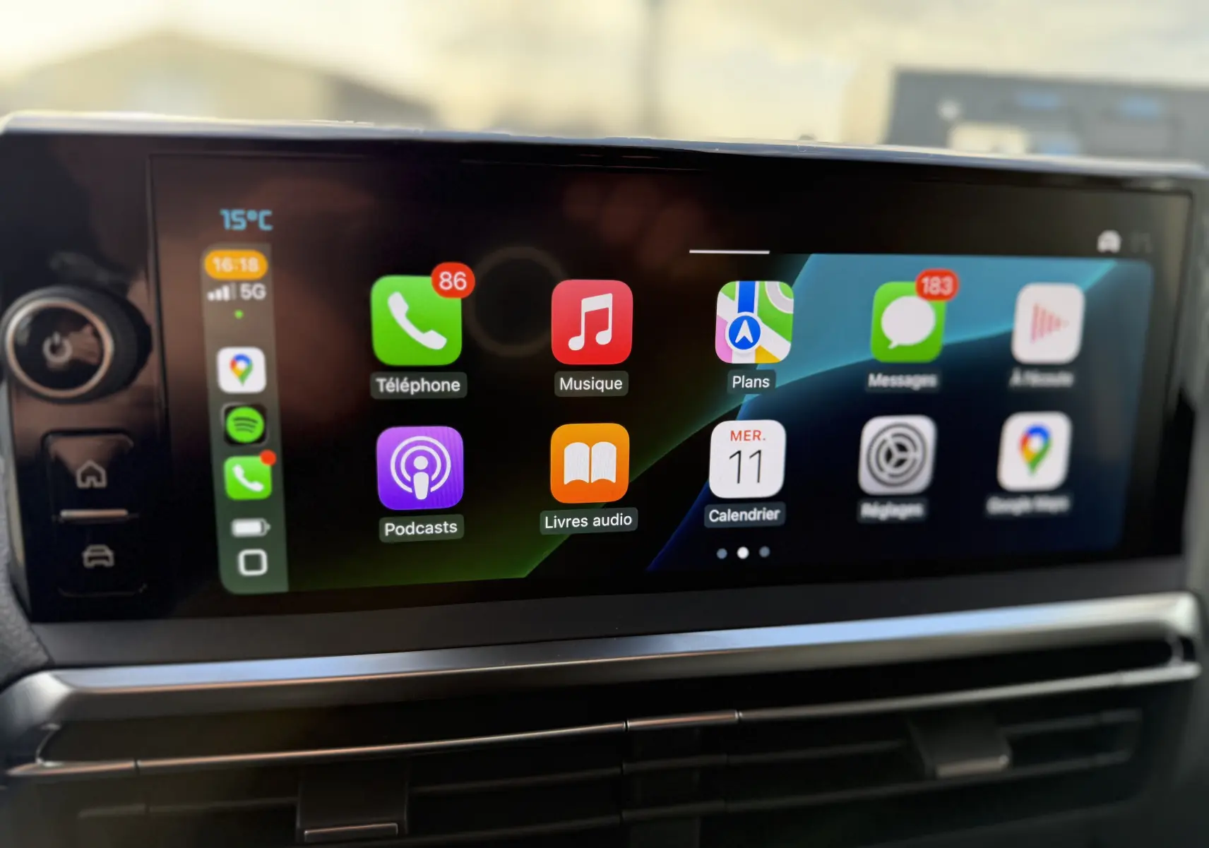 Écran tactile central affichant les applications connectées dans le Citroën Jumpy Cabine Approfondie noir Perla.