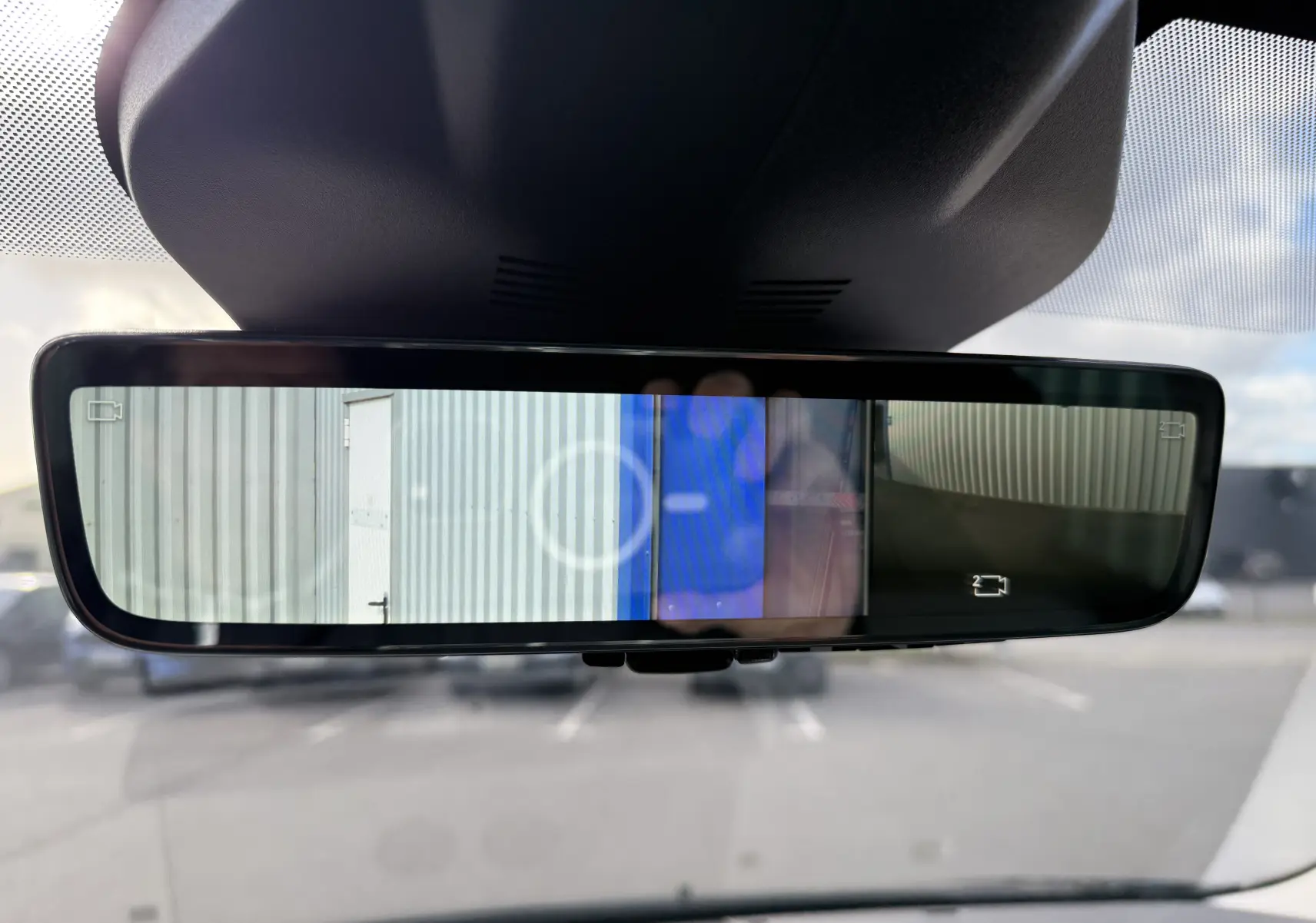 Vue rapprochée du rétroviseur intérieur numérique du Citroën Jumpy Cabine Approfondie noir Perla, affichant l'image arrière.