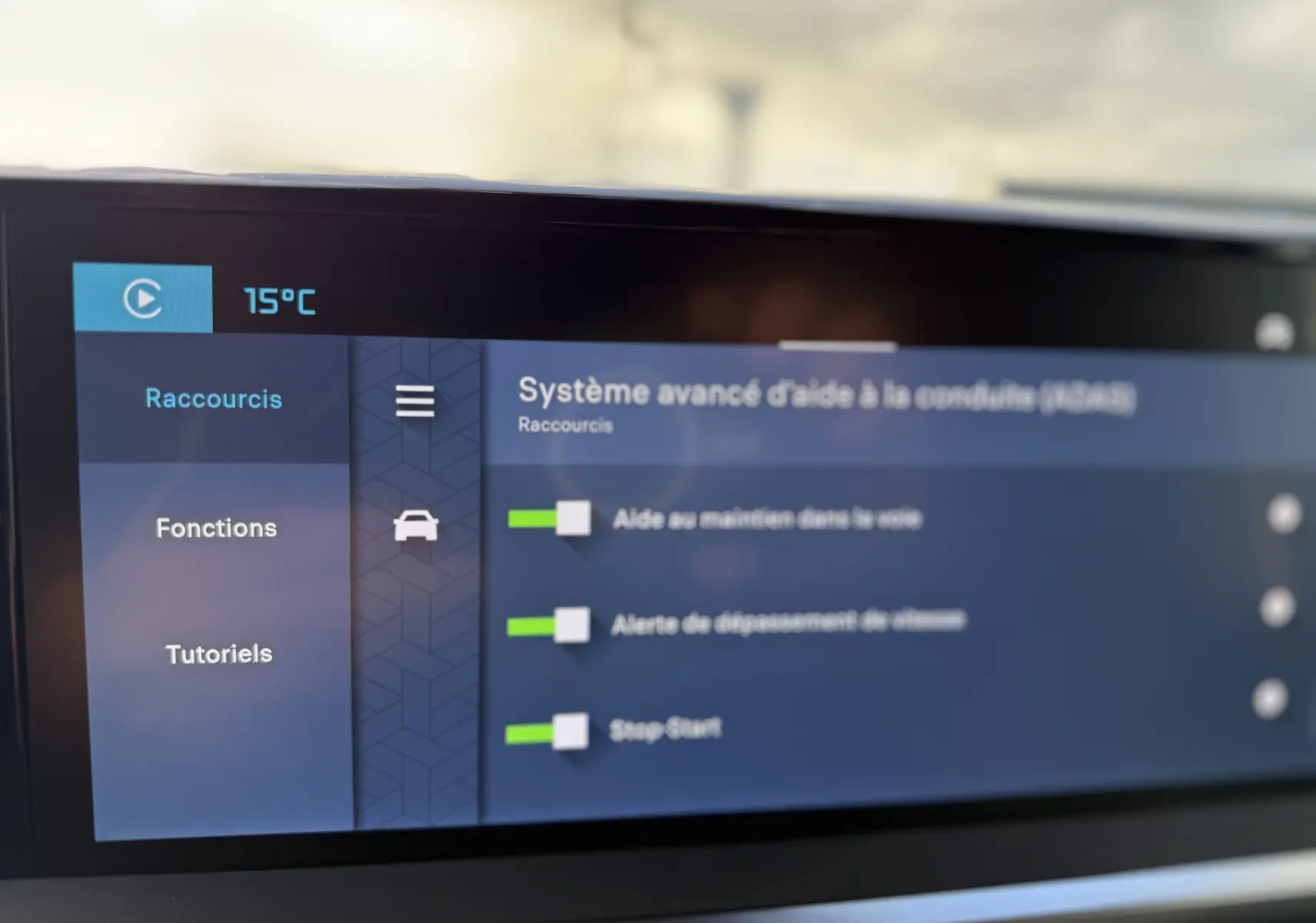 Écran tactile intérieur montrant les réglages du système avancé d’aide à la conduite du Citroën Jumpy noir perla.