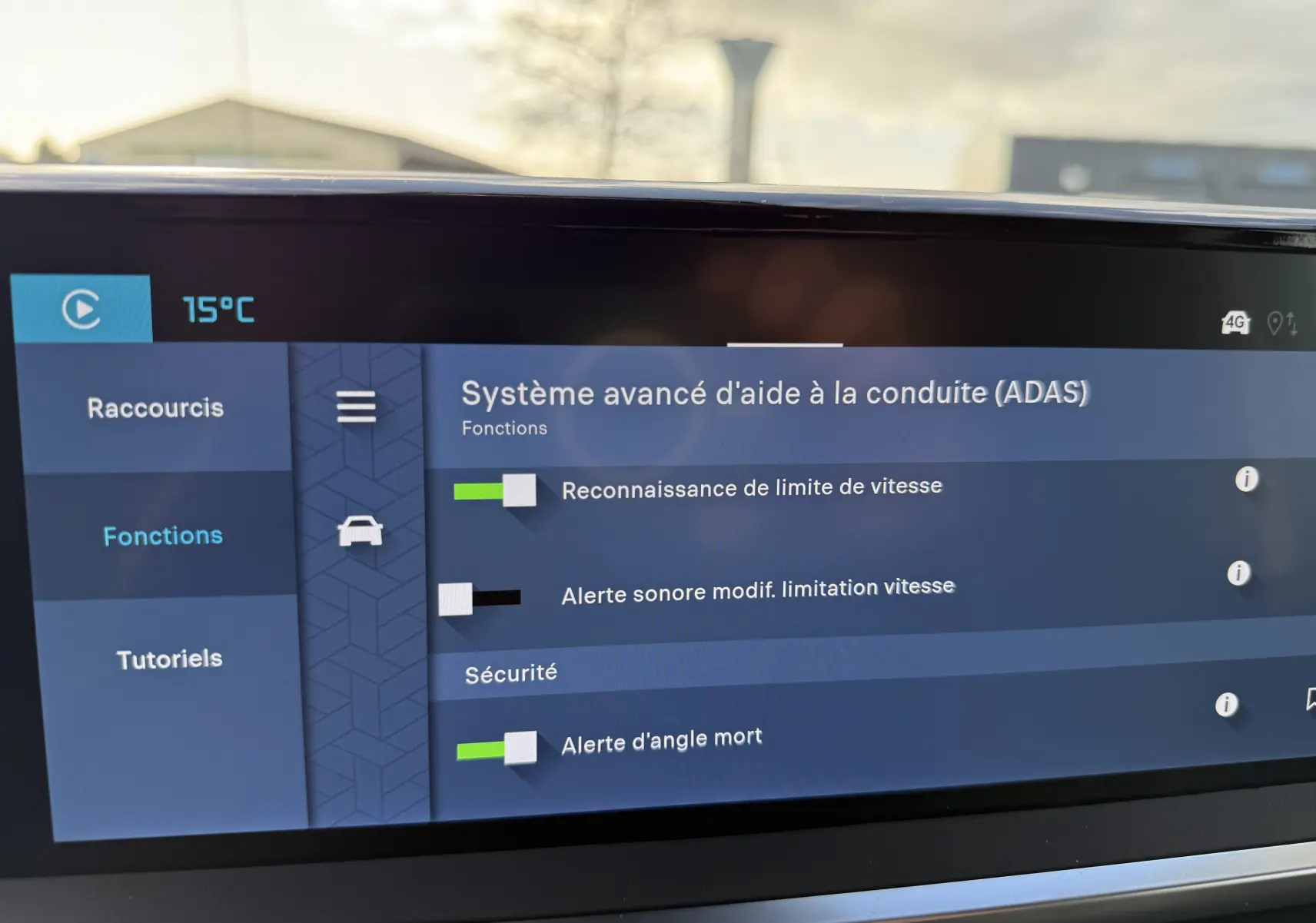 Écran tactile intérieur du Citroën Jumpy Cabine Approfondie 2026 affichant les réglages du système avancé d'aide à la conduite.