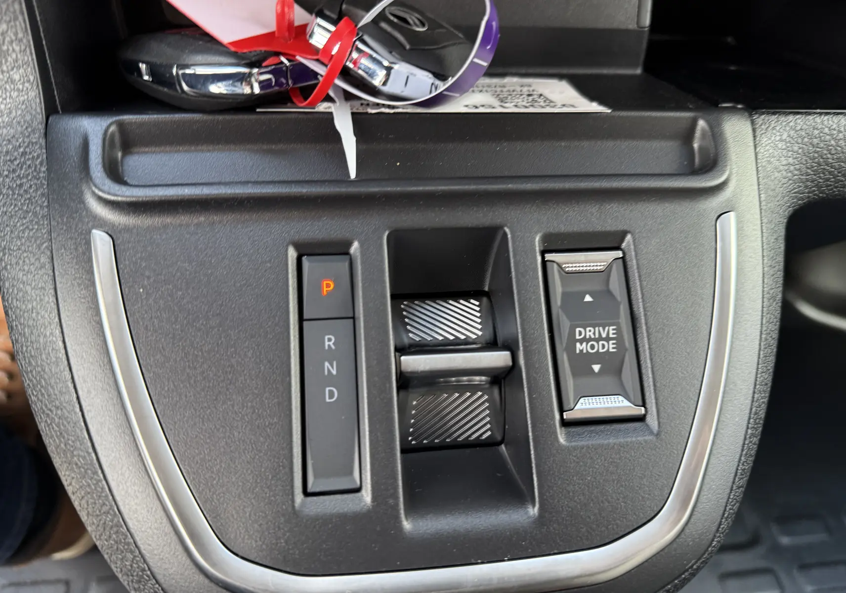 Gros plan sur la console centrale noire du Citroën Jumpy Cabine Approfondie 2026, avec commandes boîte auto et mode de conduite.