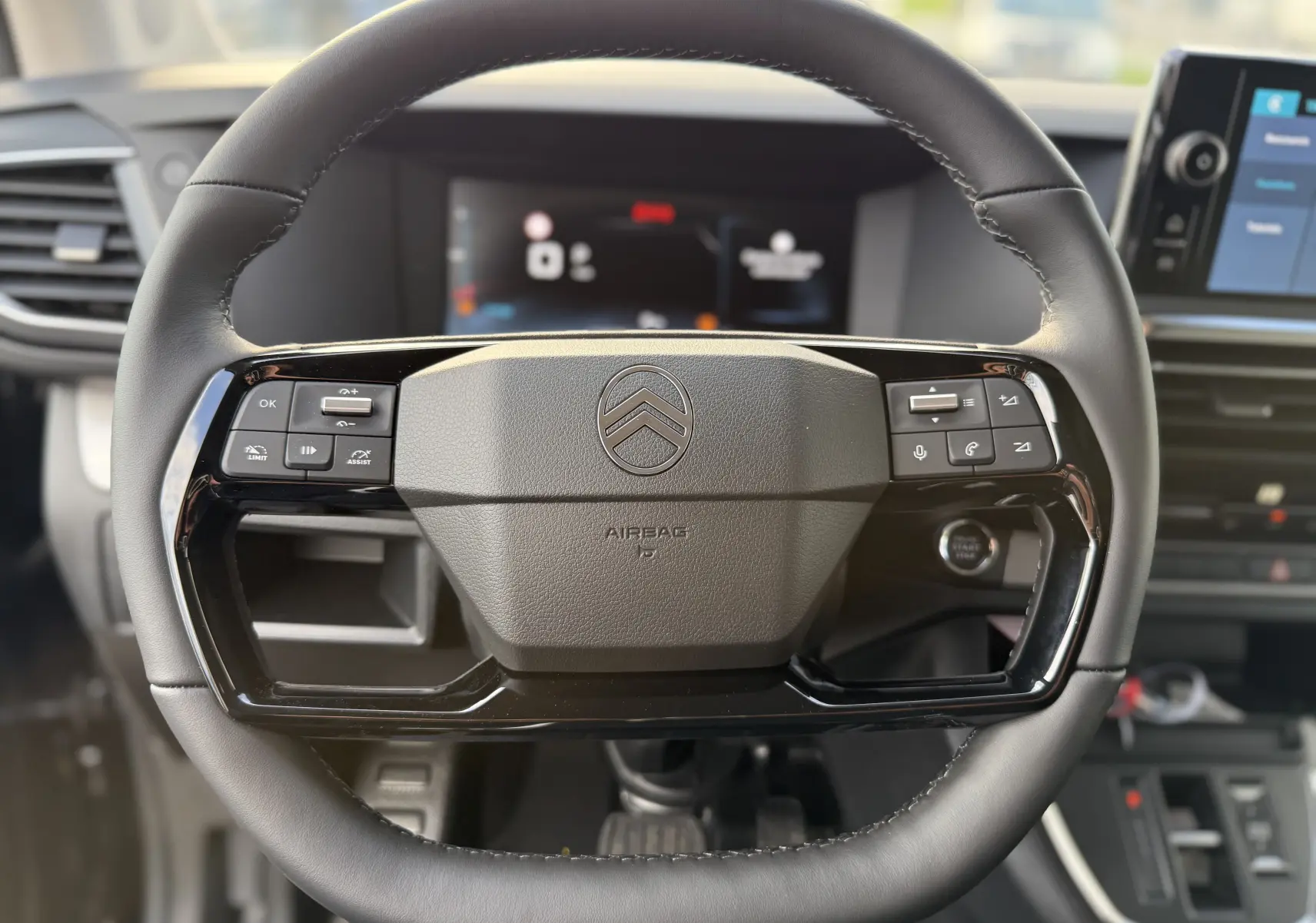 Vue rapprochée du volant noir de la Citroën Jumpy Cabine Approfondie 2026 avec commandes intégrées et tableau de bord digital.