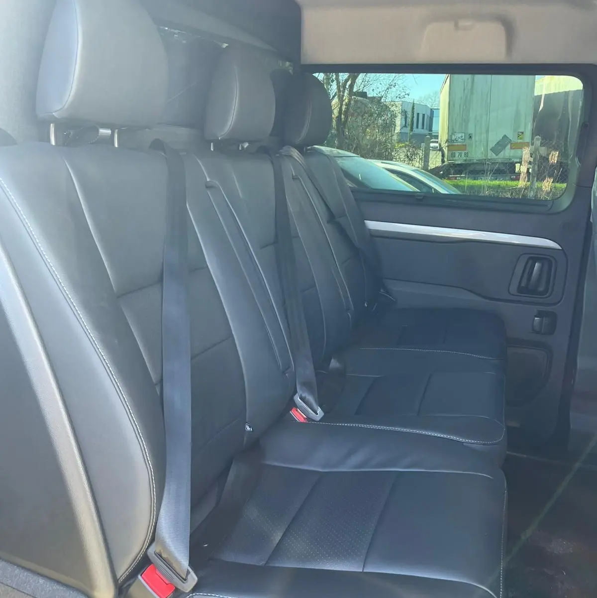 Vue intérieure côté droit sur la banquette arrière en cuir noir du Citroën Jumpy Cabine Approfondie 2026.