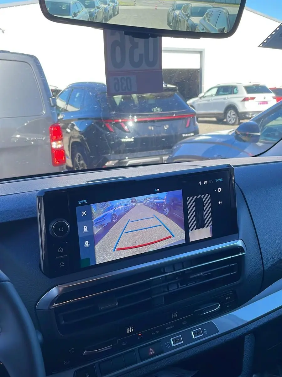 Vue intérieure du tableau de bord du Citroën Jumpy Cabine Approfondie noir Perla, avec écran de caméra de recul affiché.