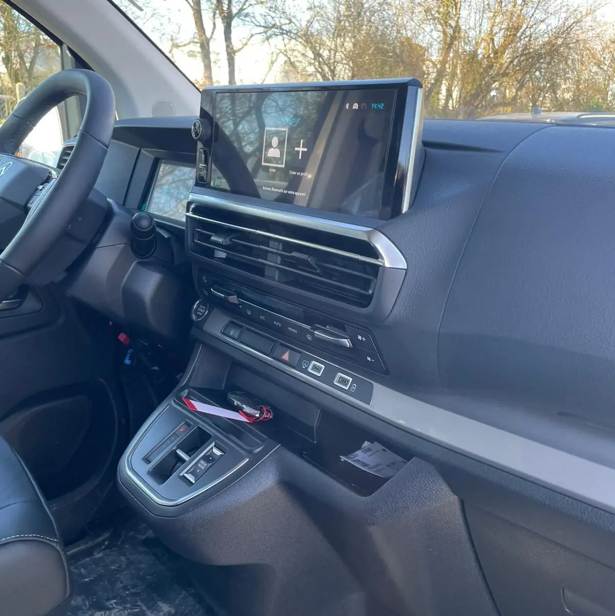 Vue intérieure côté conducteur du tableau de bord noir du Citroën Jumpy Cabine Approfondie avec écran tactile et commandes modernes.