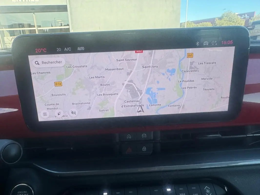 Écran tactile central affichant la navigation GPS dans l'habitacle rouge du Fiat 600 T-Gen 3 2025.