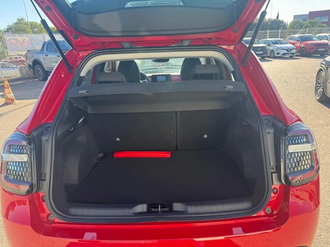 Coffre ouvert vu de l'arrière d'une FIAT 600 rouge 2025, avec hayon relevé et feux arrière distinctifs.