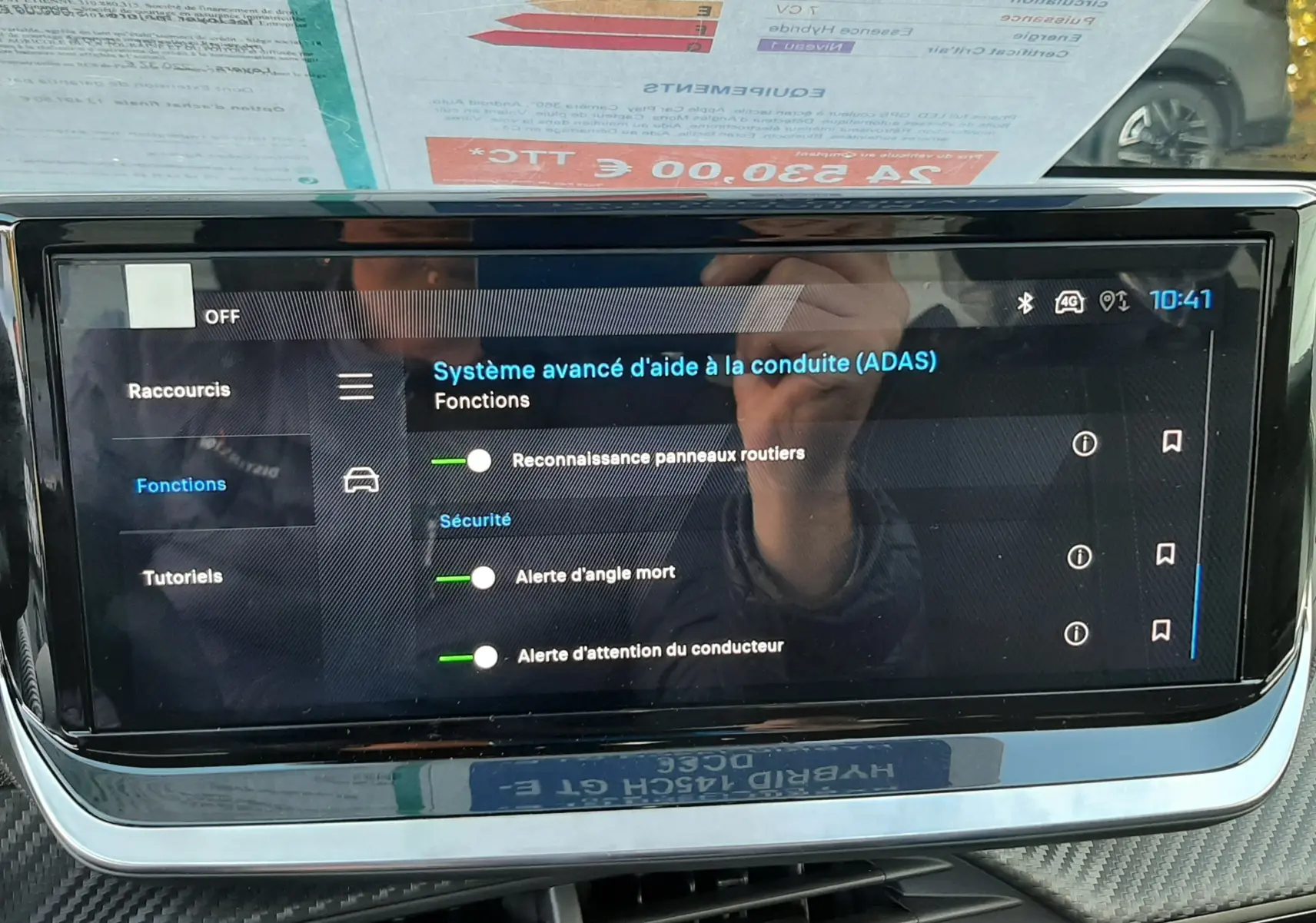 Écran tactile central du Peugeot 208 Hybrid 145ch GT 2026 affichant le système avancé d'aide à la conduite.