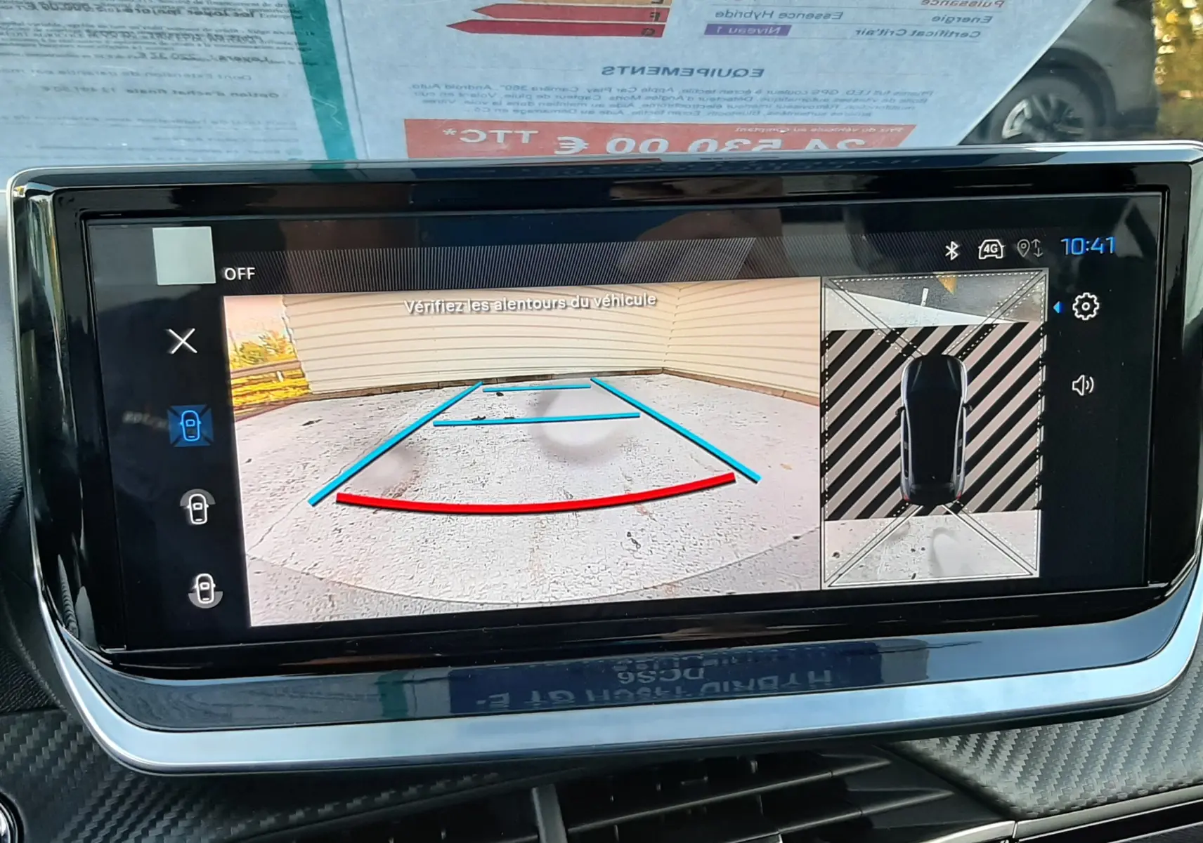 Écran intérieur de la Peugeot 208 Hybrid 145ch GT noir Perla montrant la caméra de recul et vue 360° du véhicule.