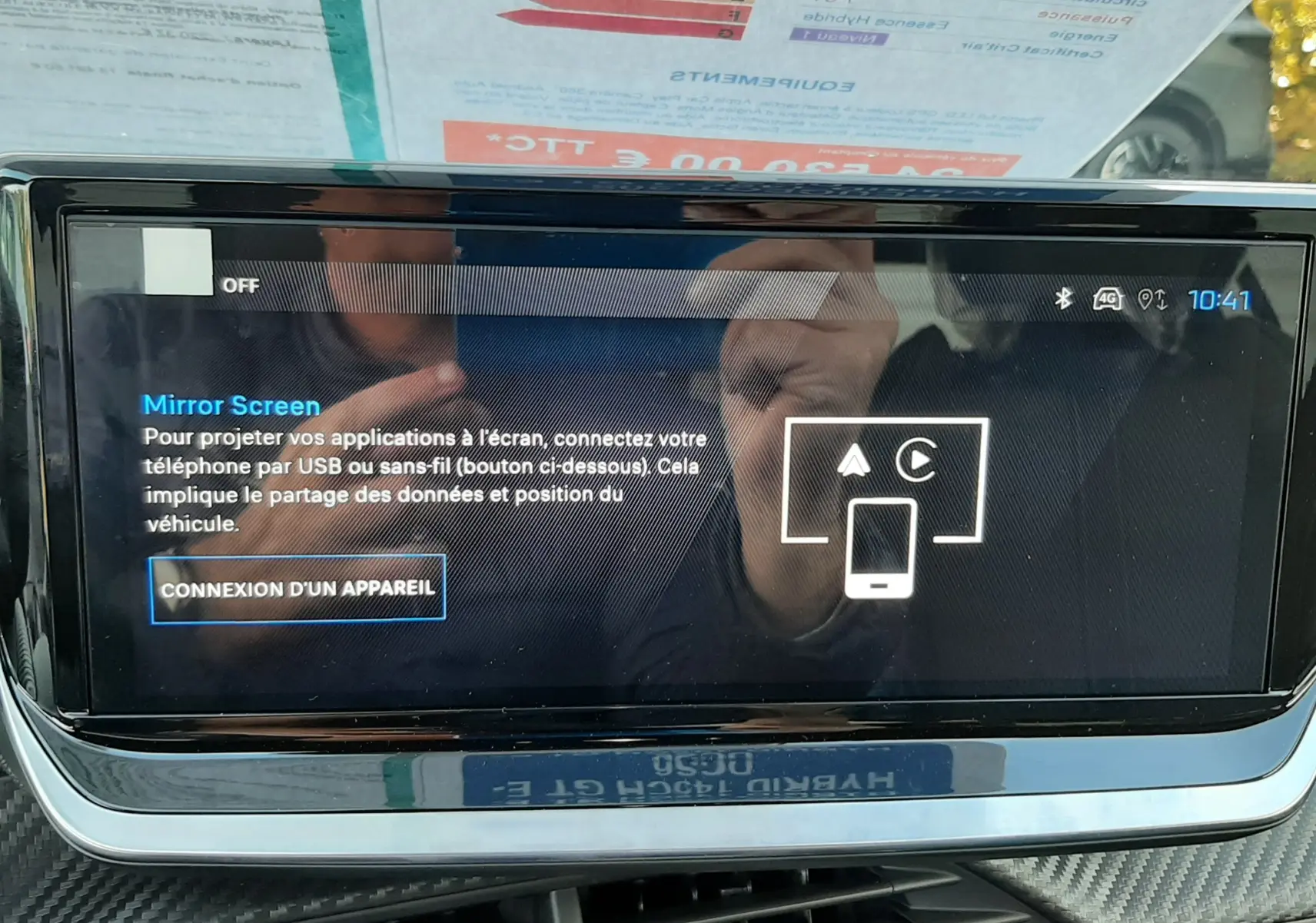 Écran tactile central de la Peugeot 208 Hybrid 145ch GT, affichant l'interface Mirror Screen en intérieur.