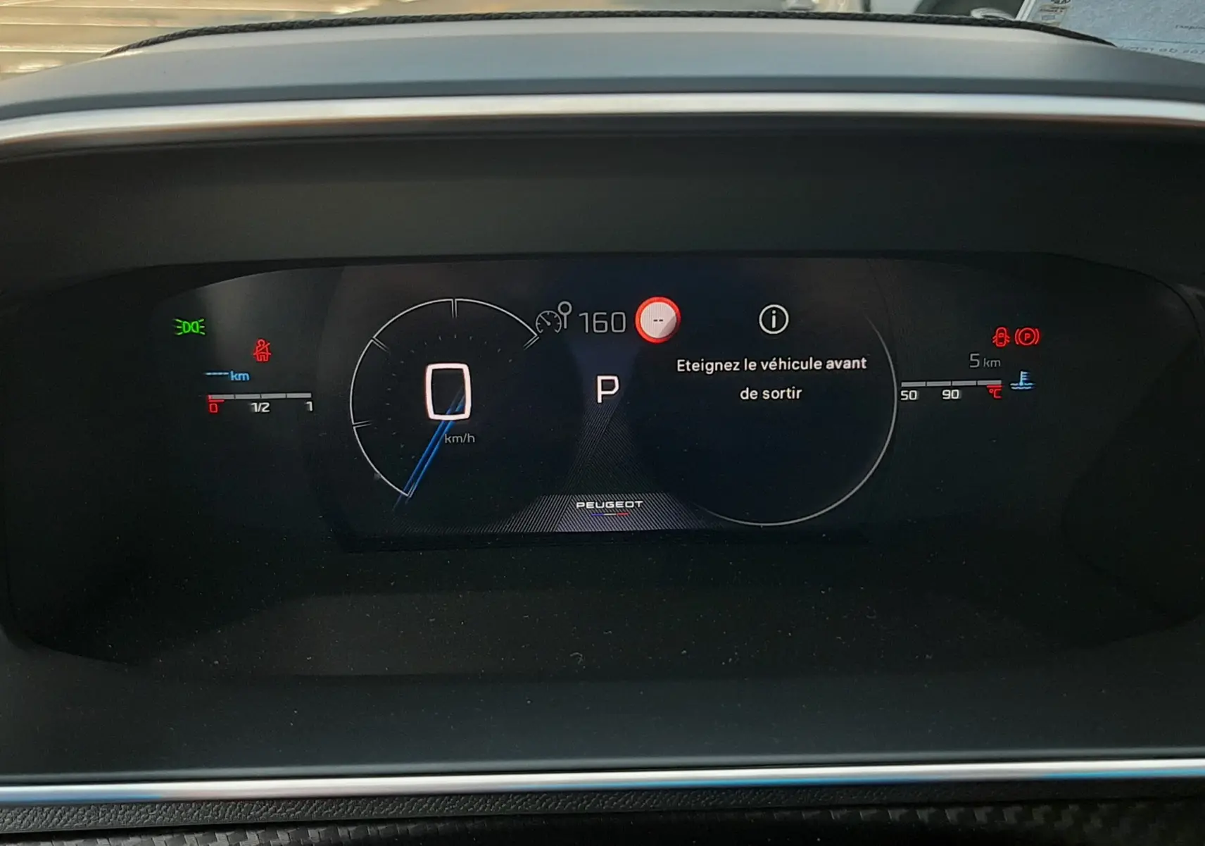 Tableau de bord numérique du Peugeot 208 Hybrid 145ch GT 2026, affichant la vitesse à 0 km/h et un message d'alerte.