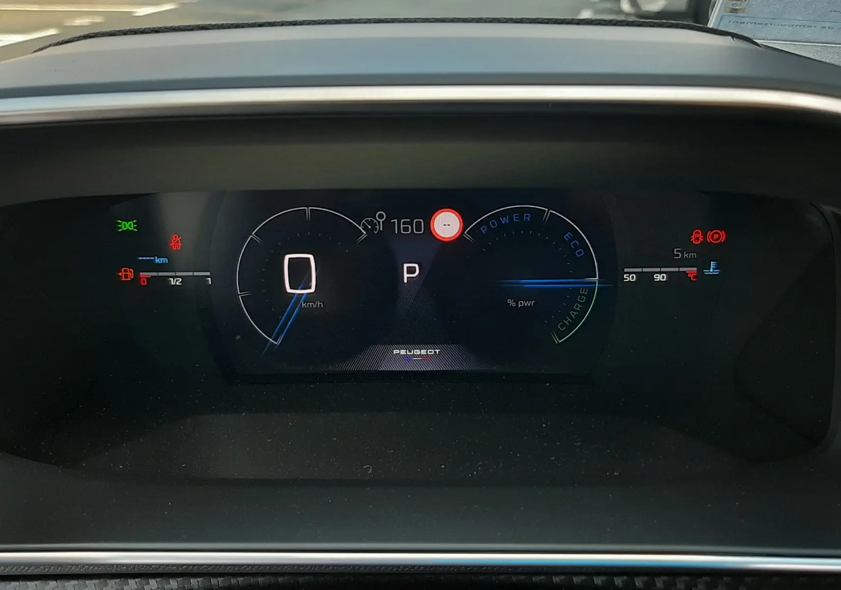 Vue rapprochée du tableau de bord numérique de la Peugeot 208 Hybrid 145CH GT, affichage digital et indicateurs lumineux.