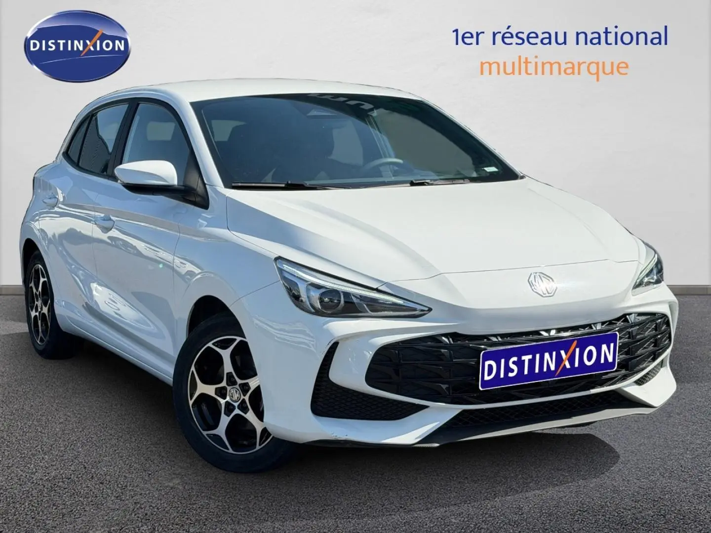 MG3 1.5 Hybrid+ blanc en 3/4 avant droit, avec calandre noire et jantes alu distinctives.