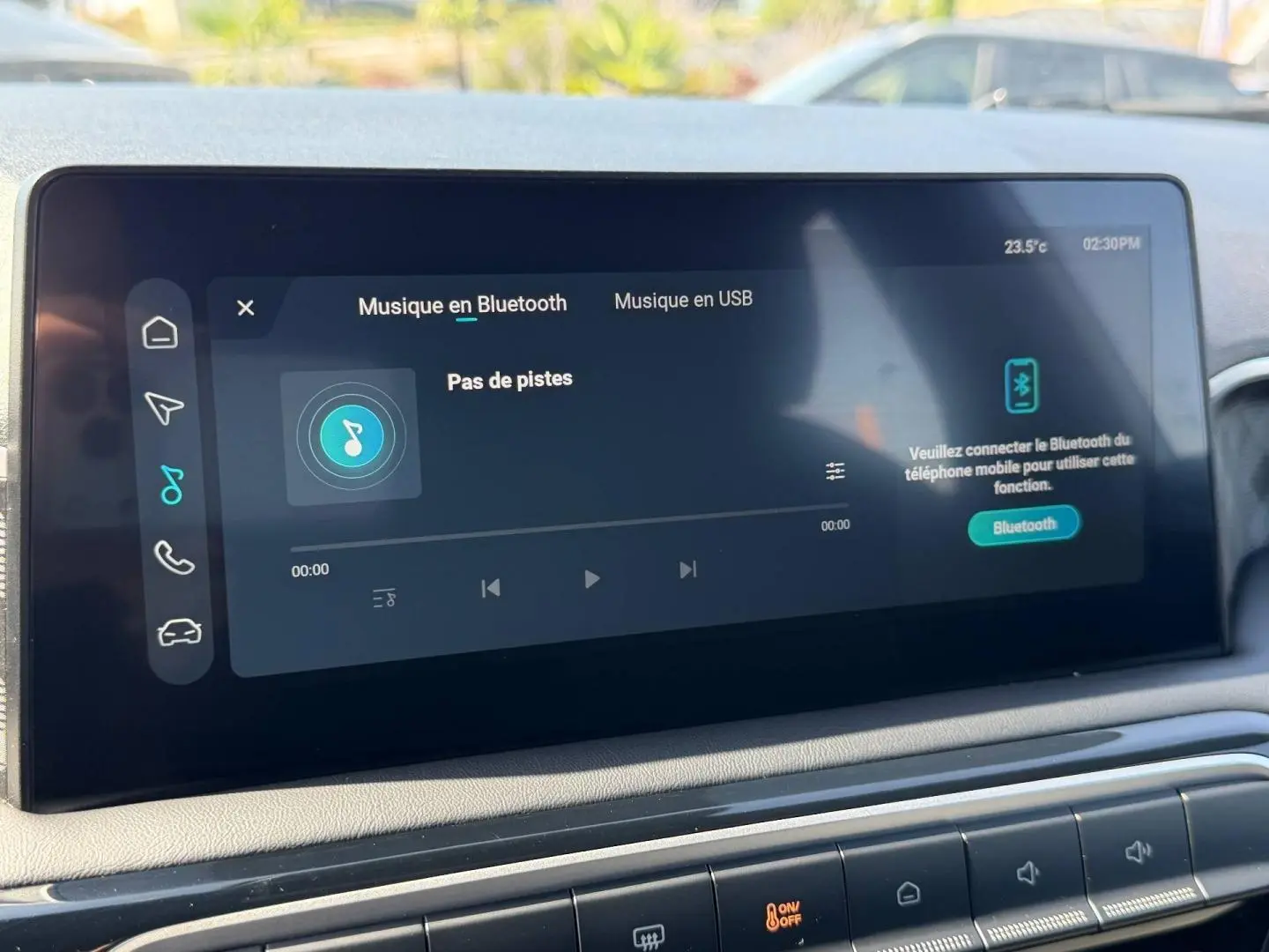Écran tactile central affichant la musique Bluetooth dans l'habitacle du MG3 blanc, vue rapprochée du tableau de bord.