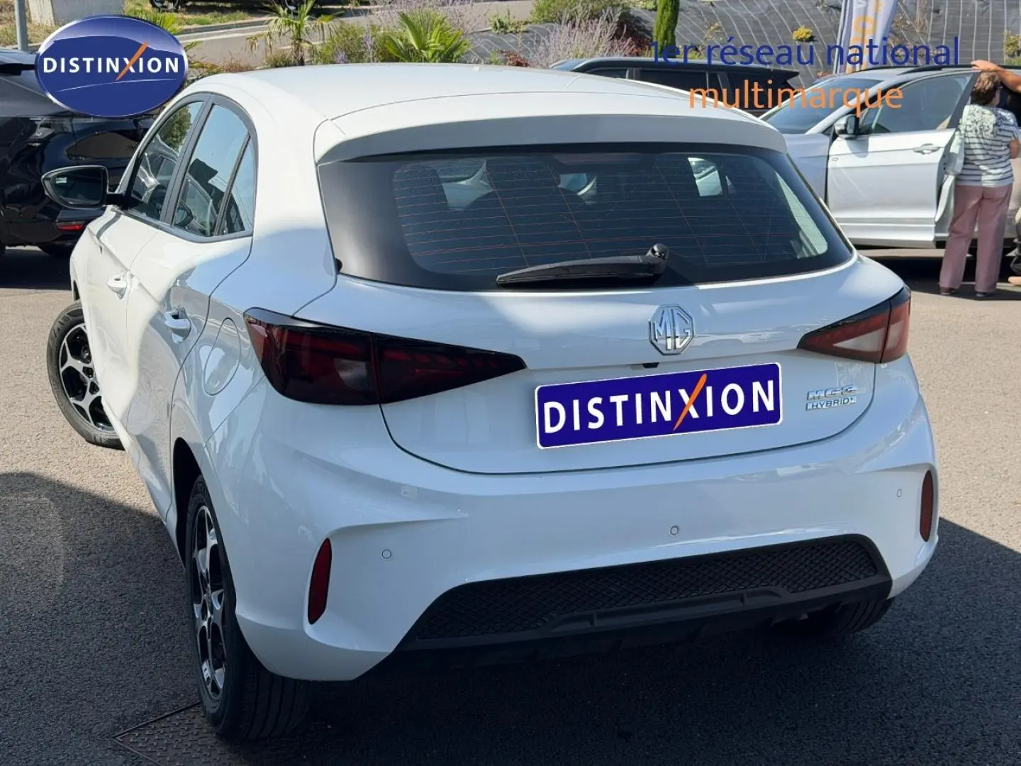 Vue 3/4 arrière droite d'une MG3 blanche 2025 avec feux arrière fumés et jantes alliage noires.