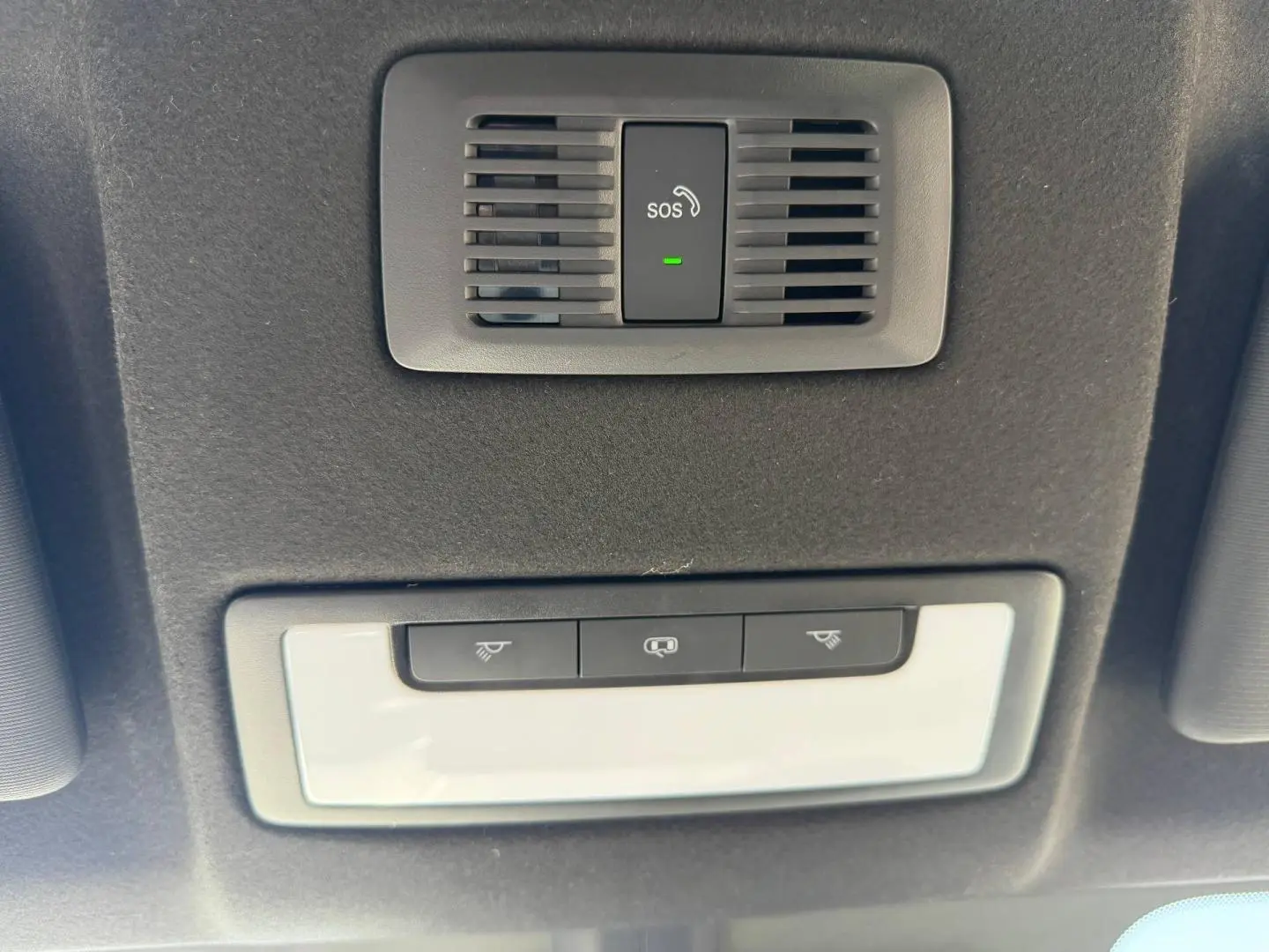 Plafonnier intérieur avec bouton SOS et commandes d'éclairage, vue en contre-plongée dans un MG3 blanc 2025.