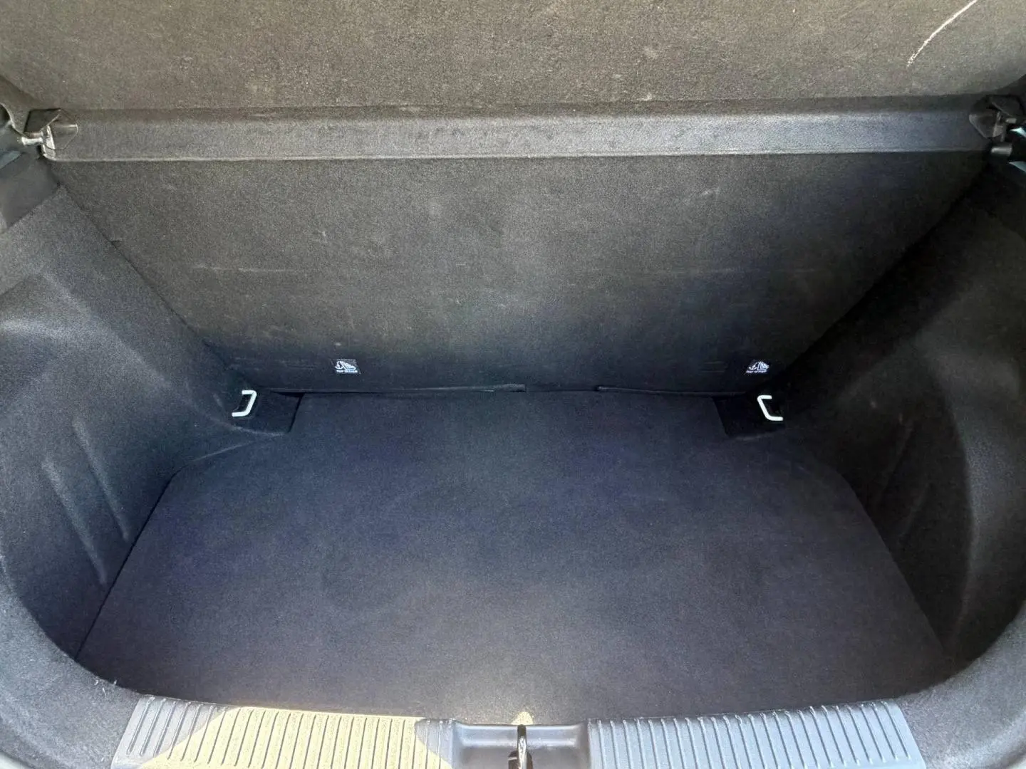 Coffre vide en tissu noir du MG Motor MG3 1.5 Hybrid+ 195ch Comfort, vue intérieure arrière.