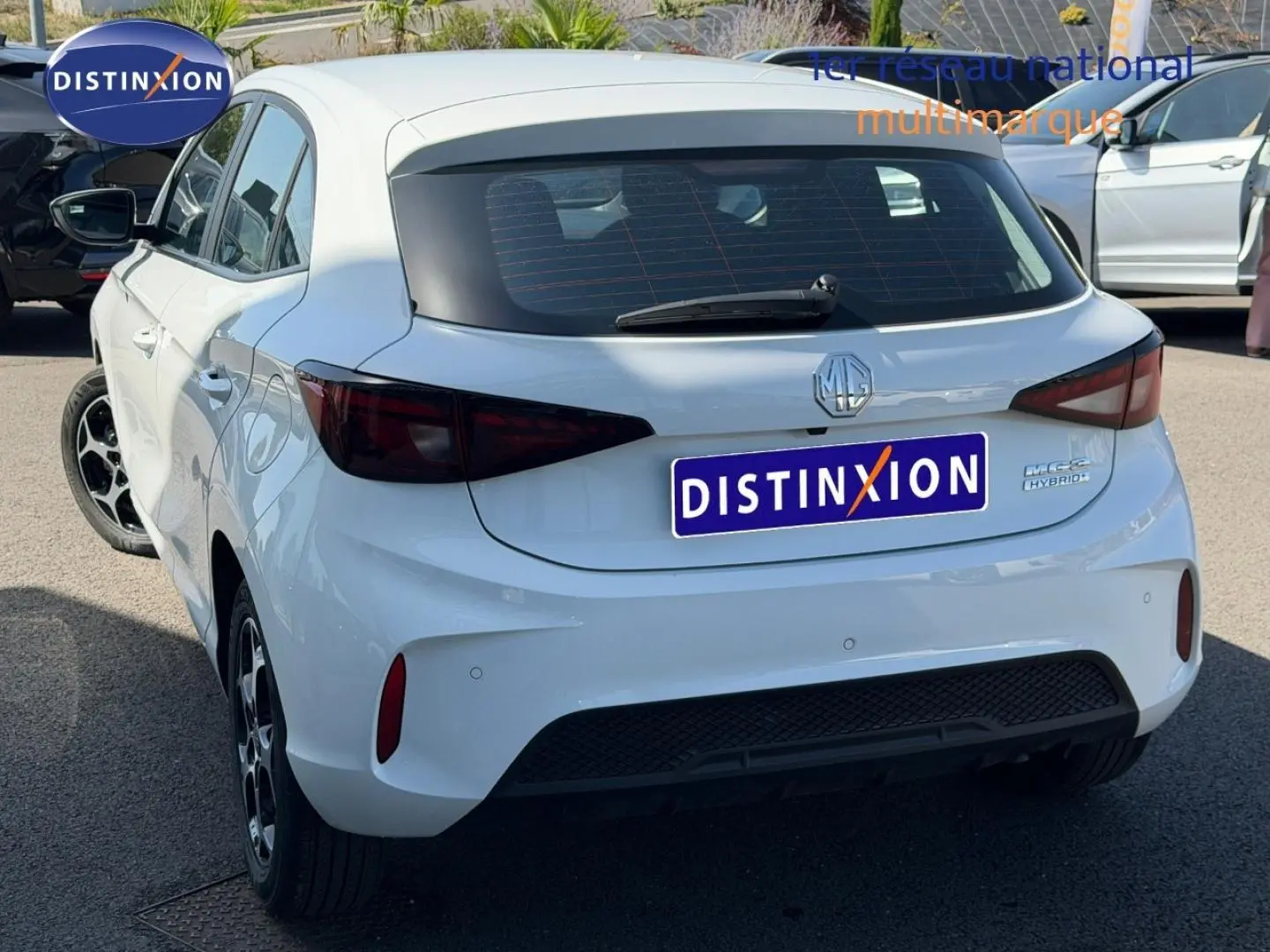 Vue 3/4 arrière droite d'une MG3 blanche 2025 avec feux arrière sombres et jantes alliage noires.