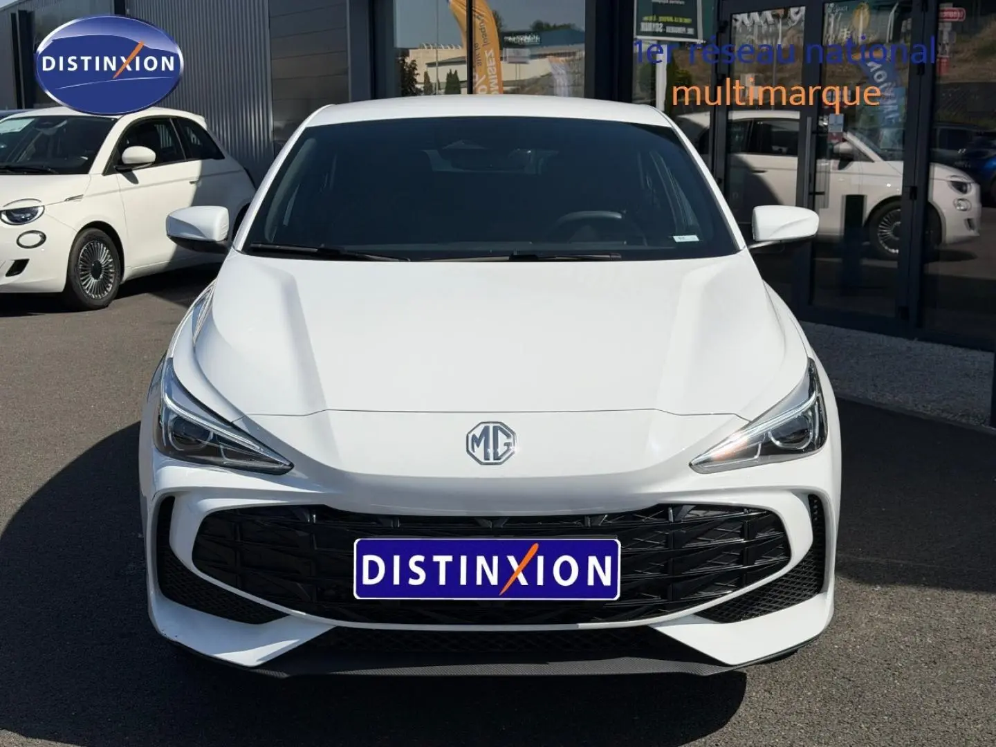 Vue avant d'une MG3 blanche 2025 avec calandre noire et phares LED au design anguleux.