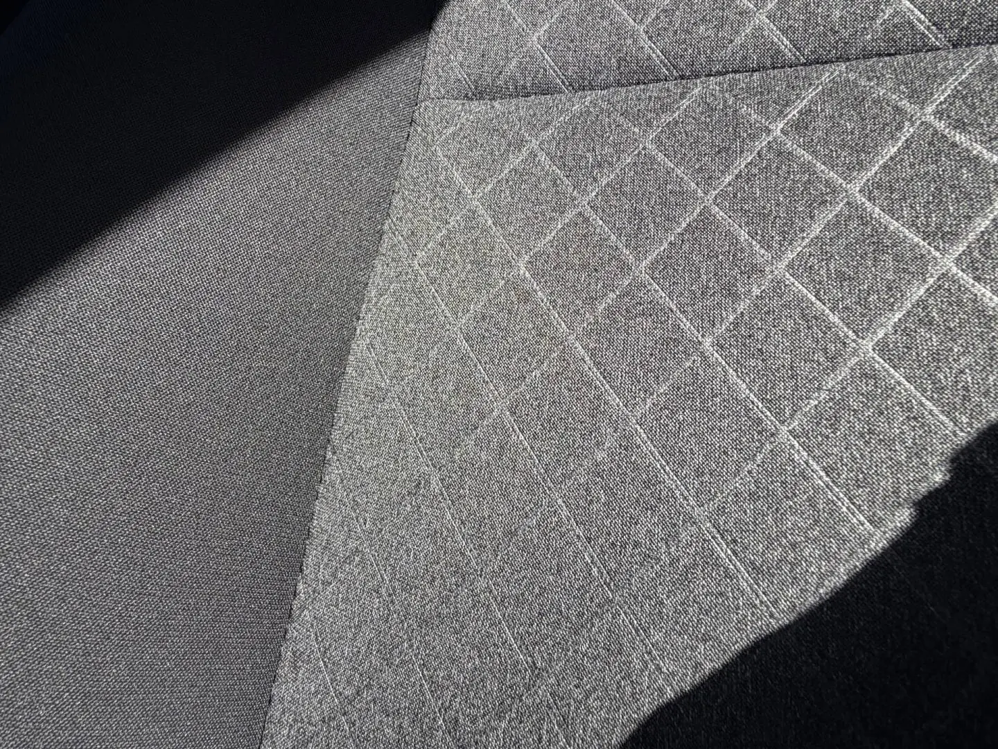 Détail du tissu noir à motifs géométriques du siège avant du MG3 1.5 Hybrid+ 195ch Comfort 2025.