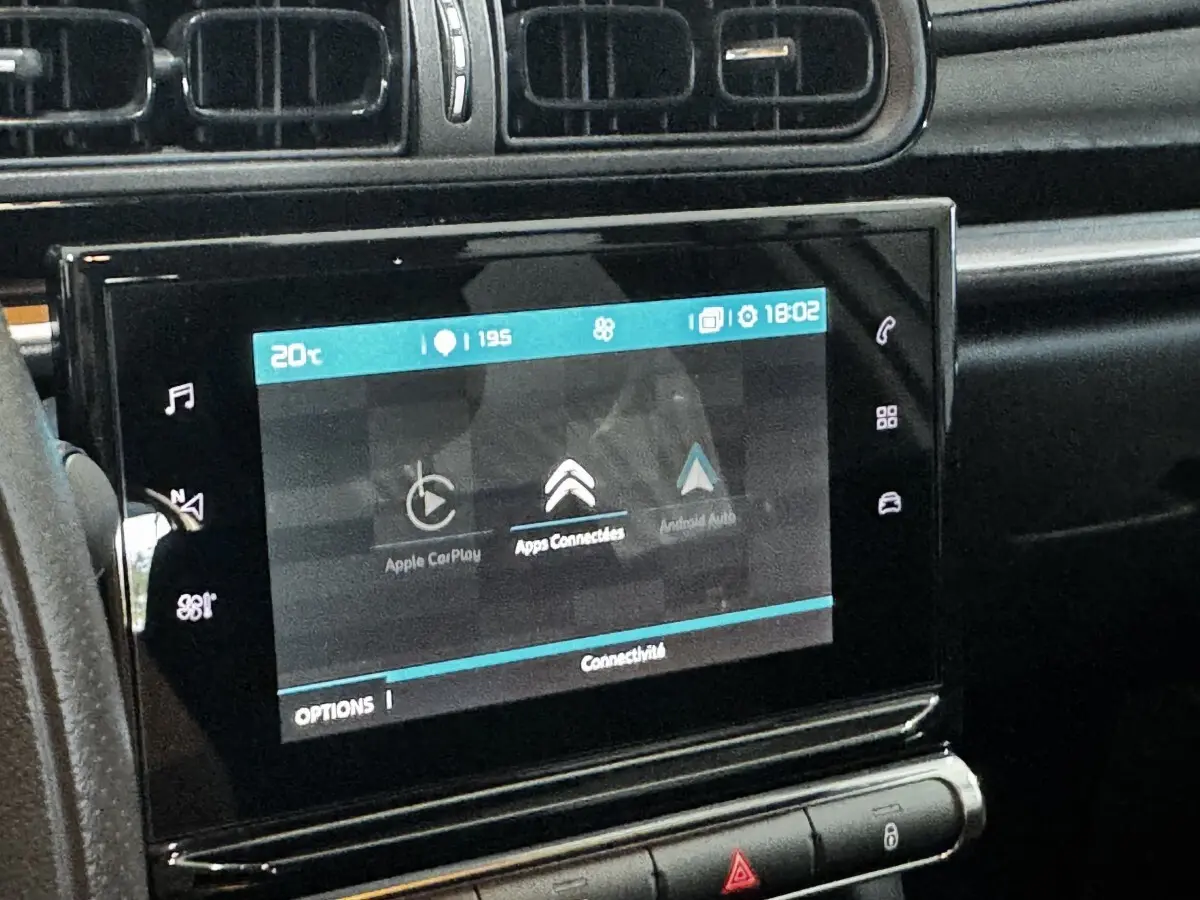 Écran tactile central de la Citroën C3 blanche 2024 affichant les options Apple CarPlay et Android Auto.