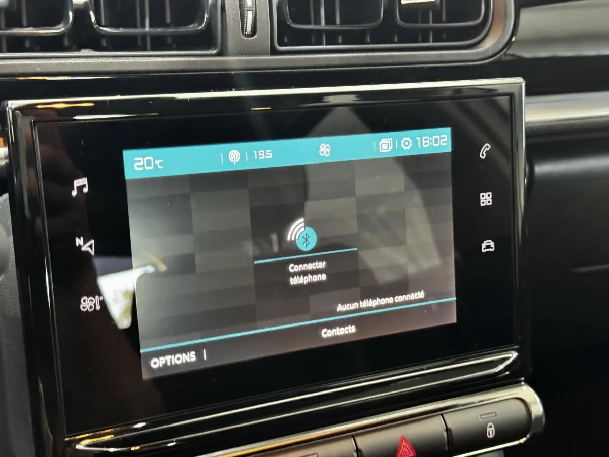 Écran tactile central de 7 pouces affichant la connexion Bluetooth dans l’habitacle noir d’une Citroën C3 2024.