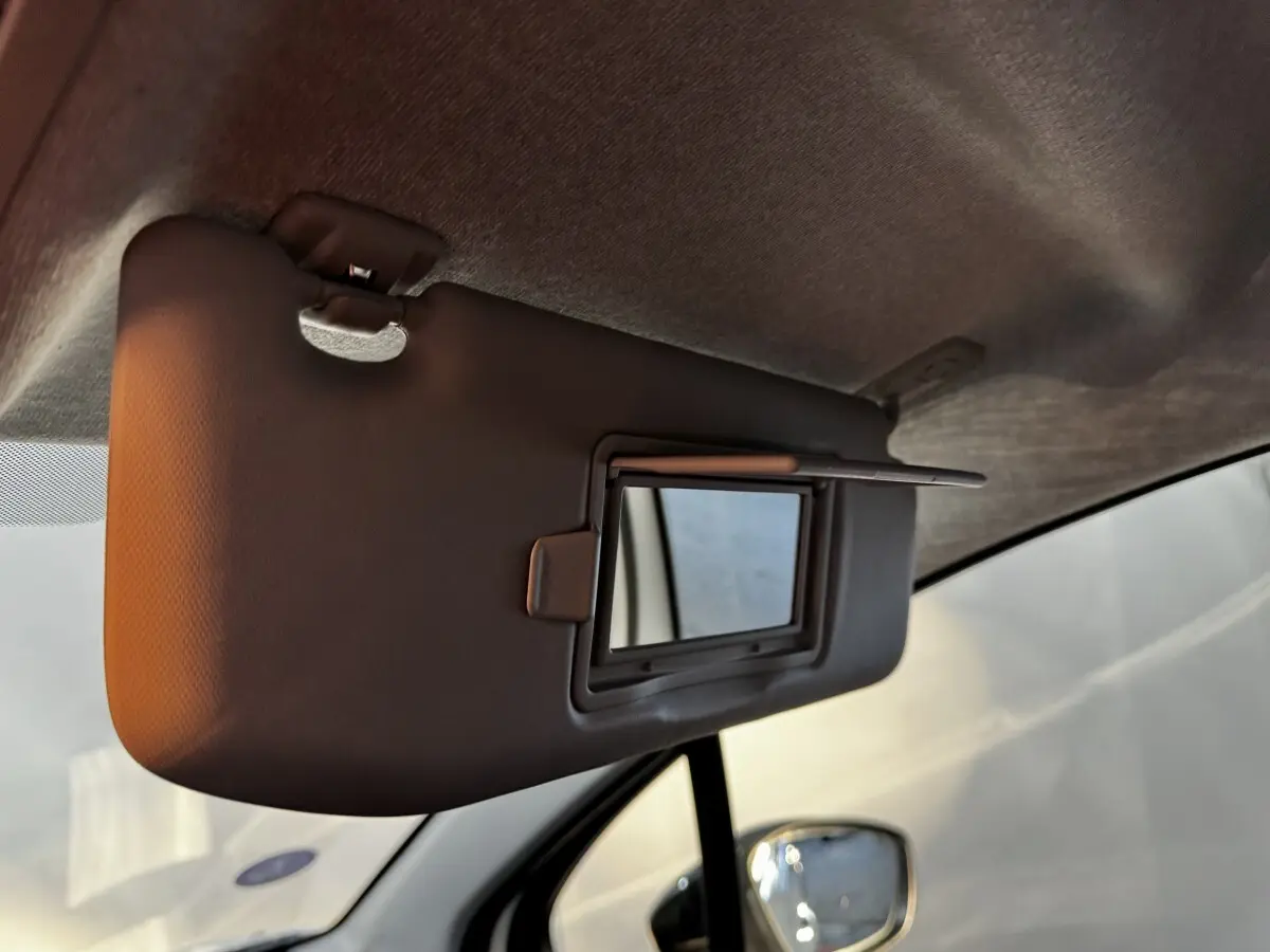 Pare-soleil côté conducteur avec miroir de courtoisie ouvert dans l'habitacle d'une Citroën C3 blanche 2024.