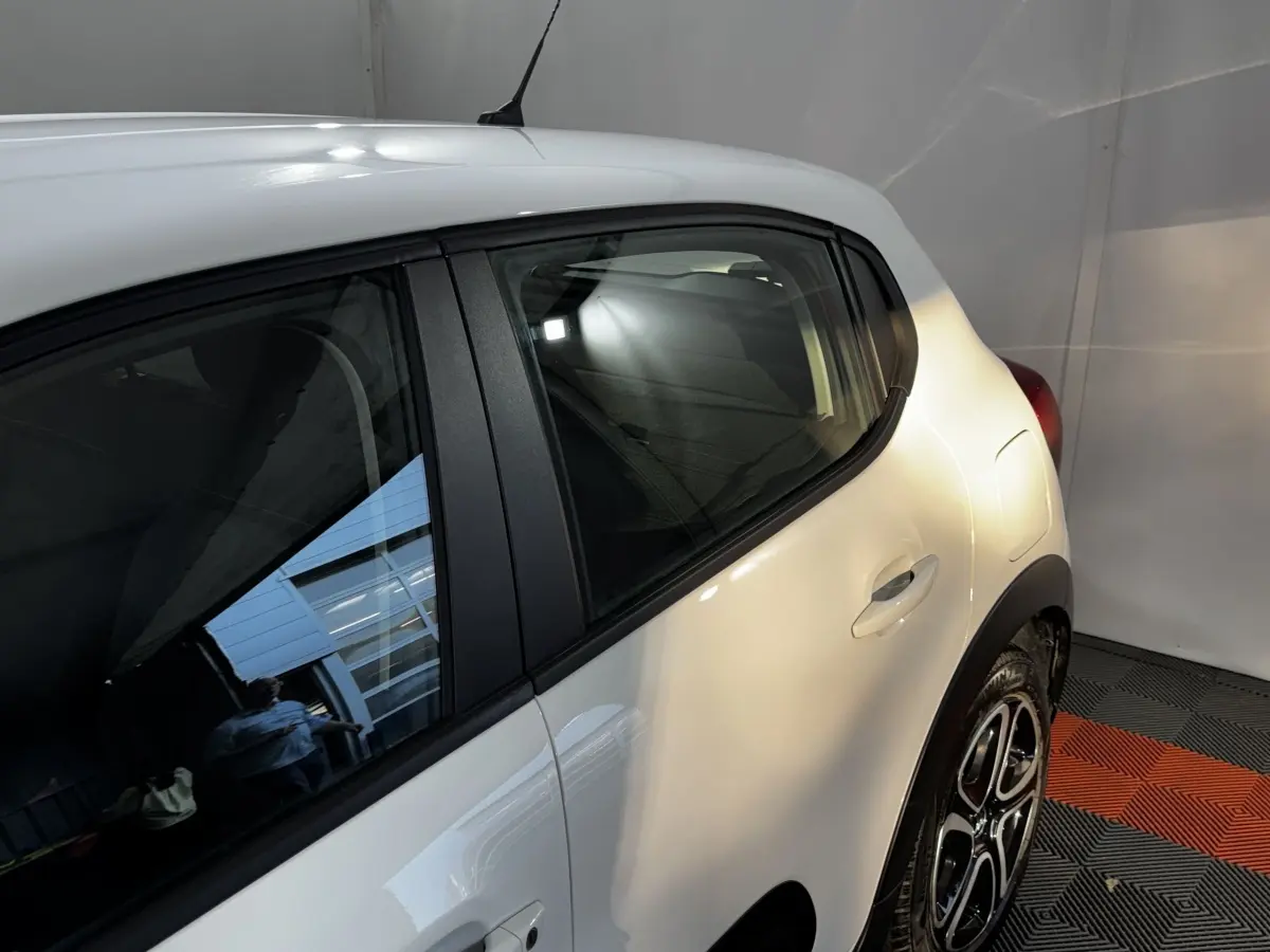Vue côté arrière droit de la Citroën C3 blanche 2024, mettant en valeur la porte arrière et la jante au design distinctif.