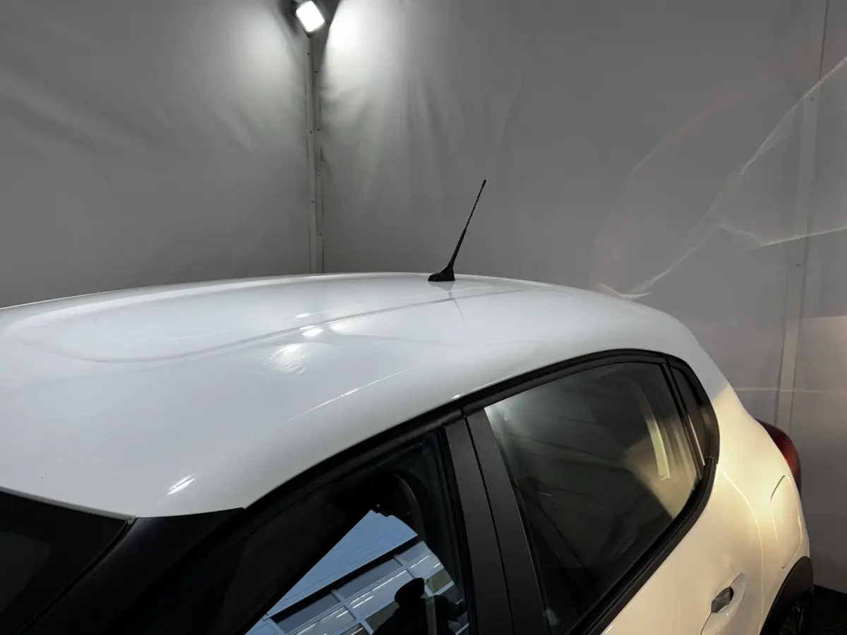 Vue arrière côté droit de la Citroën C3 blanche 2024, avec antenne de toit et vitres teintées visibles.