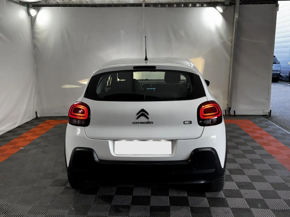 Vue arrière d'une Citroën C3 blanche 2024 avec feux arrière LED et logo distinctif au centre du hayon.